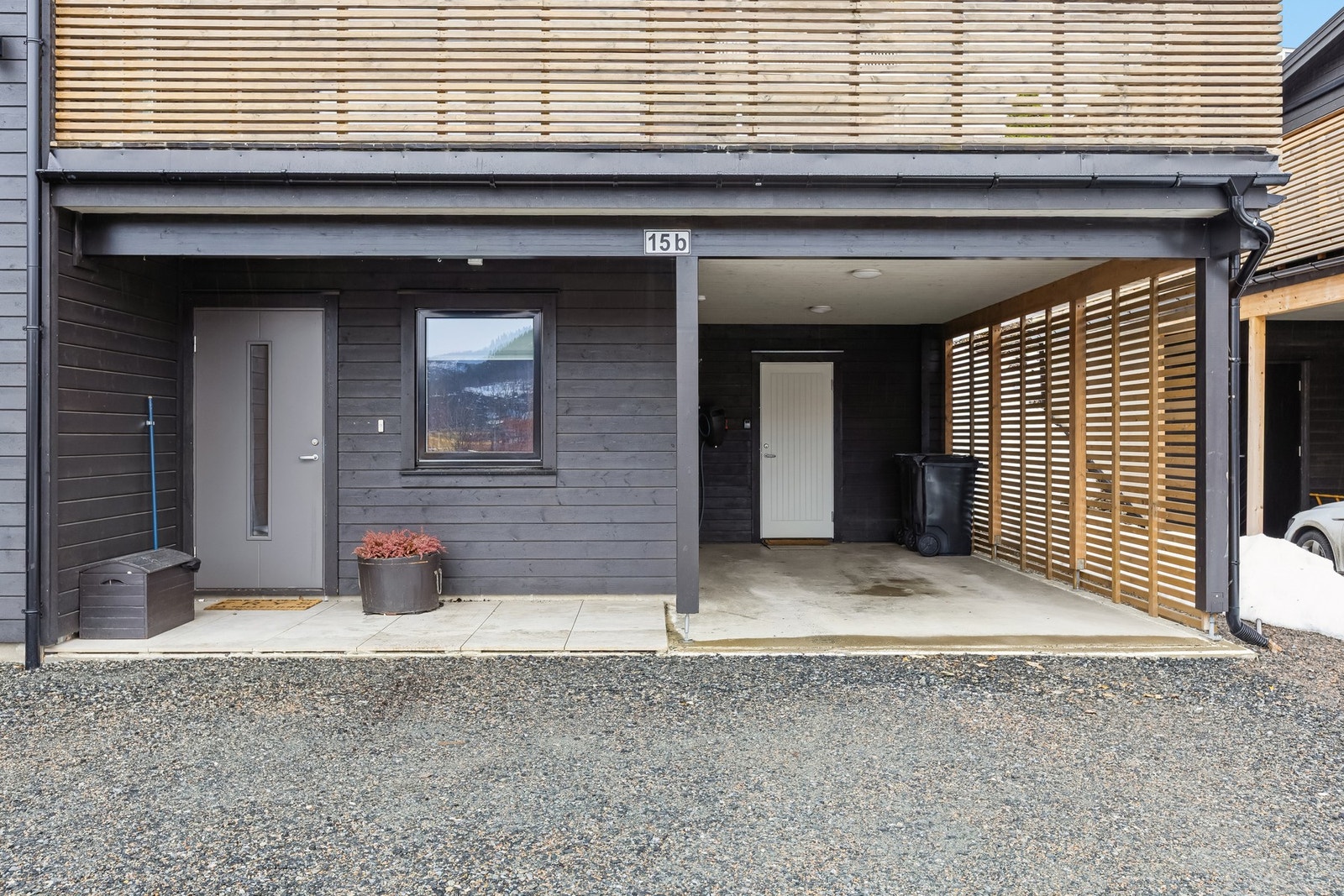 Pent inngangansparti med carport og bod i bakkant. Galleribilde