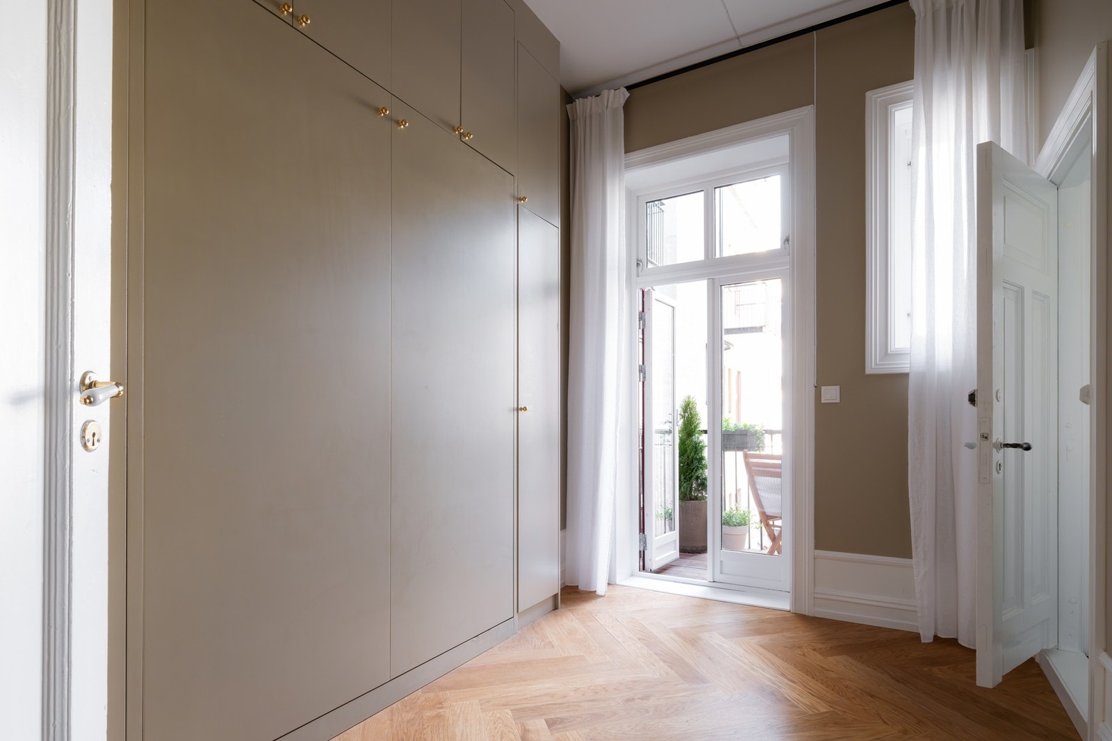 Fleksibelt soverom med smart, nedfellbar seng og integrert garderobeløsning. Galleribilde