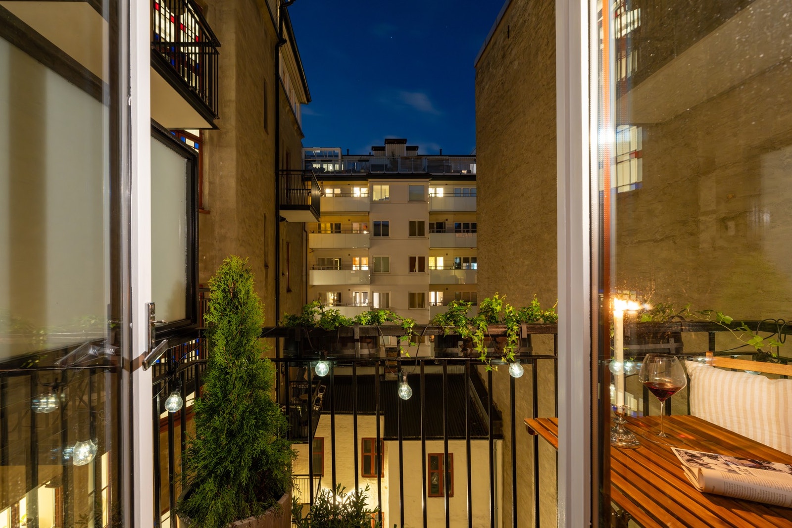 Utgang til hyggelig balkong på ca. 3 kvm med plass til sittegruppe. Galleribilde