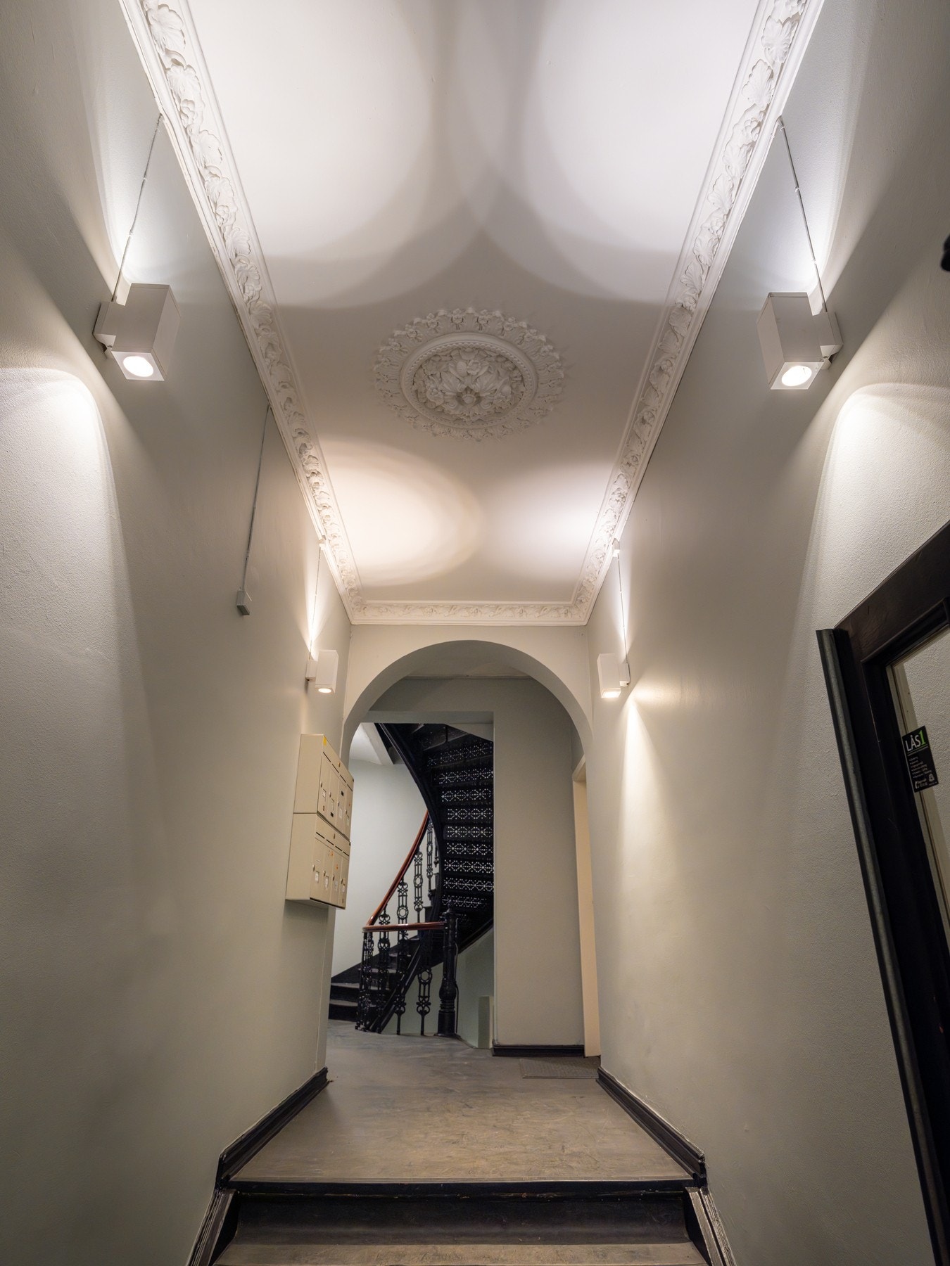 Representativt og pent oppgradert inngangsparti med klassiske detaljer som stukkatur og rosett, som gir et elegant førsteinntrykk av bygget Galleribilde