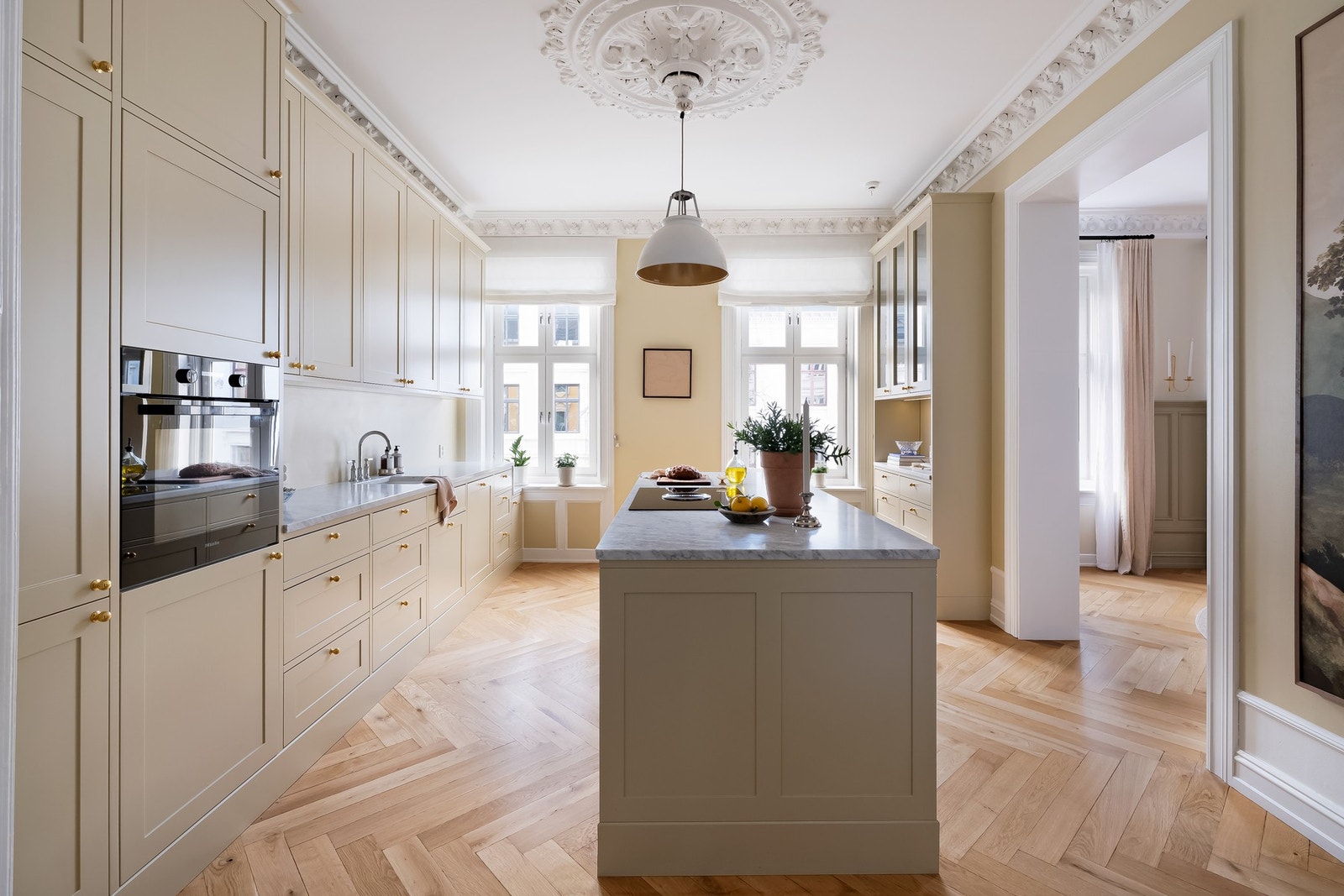 Snekkertilpasset kjøkkeninnredning fra 2025 med profilerte fronter og gjennomgående høy kvalitet. Galleribilde