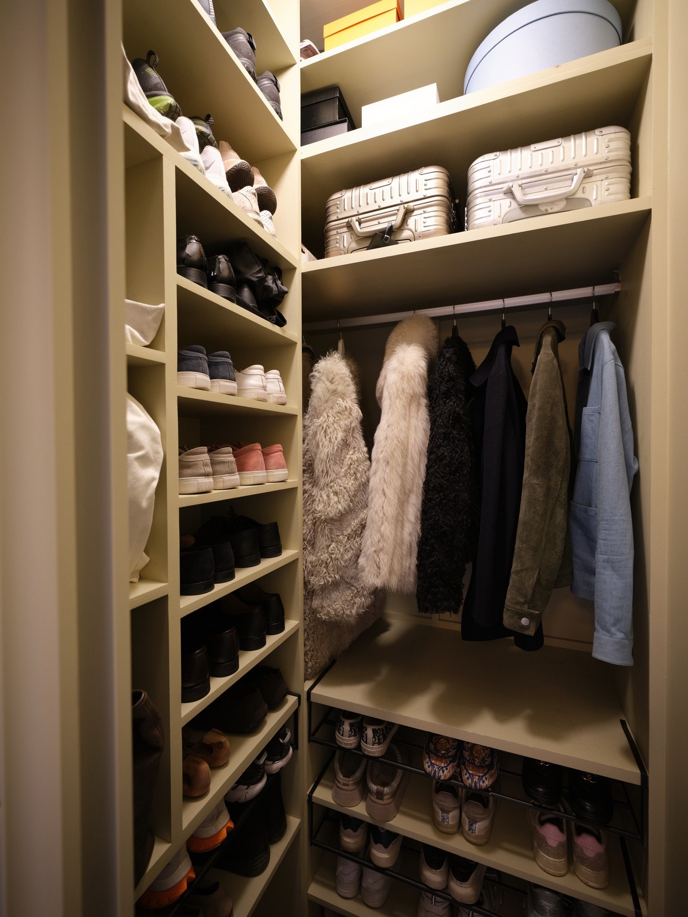 Entréen er utstyrt med en romslig skyvedørsgarderobe med speilfronter, som både gir rikelig med oppbevaringsplass og bidrar til en følelse av økt romfølelse og lys. Garderobeløsningen er godt tilpasset med hyller, skuffer og oppheng for klær, som gir gode Galleribilde