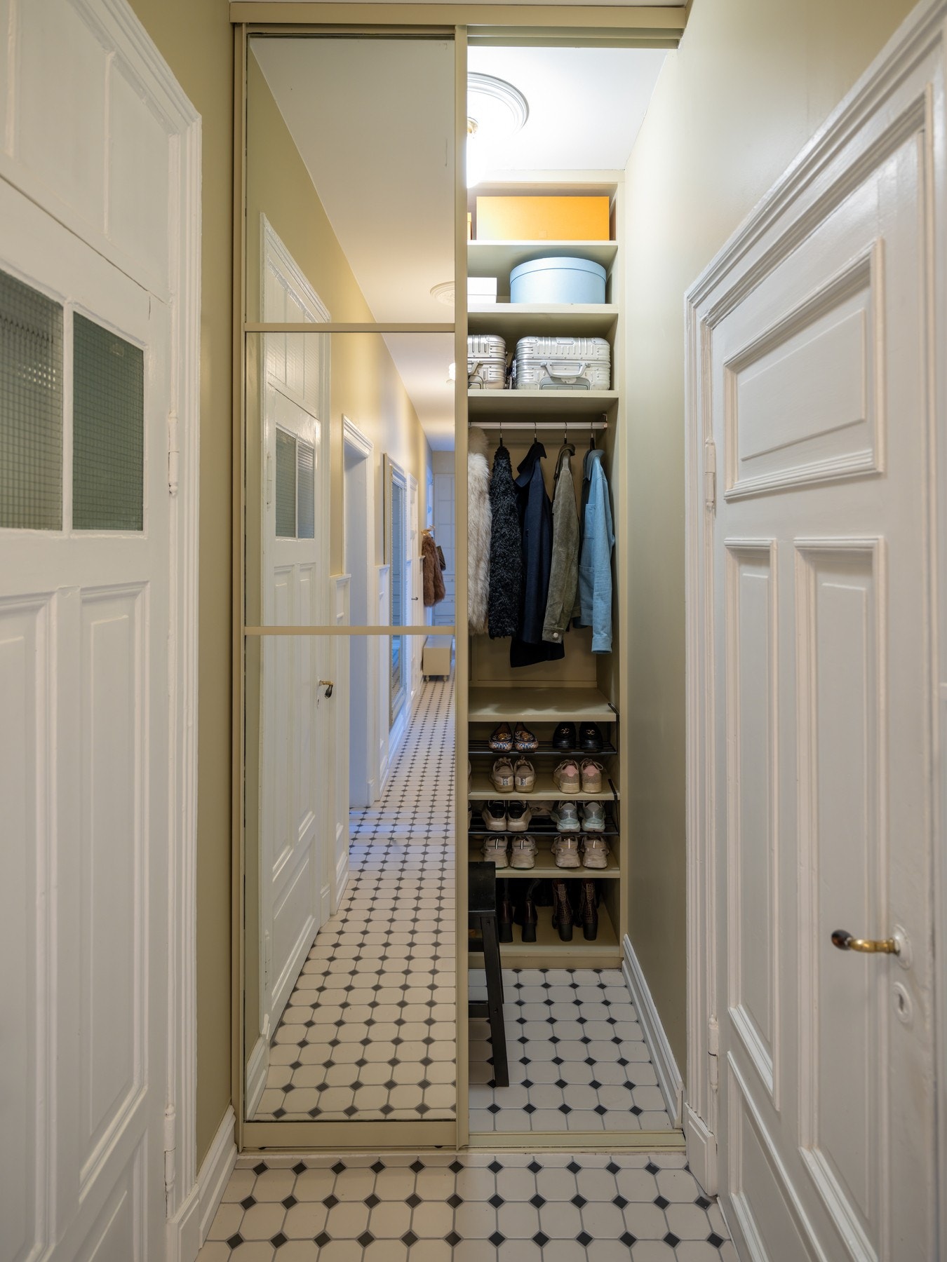 Innbydende entré med et praktisk og stilrent uttrykk. Gulv med klassiske fliser gir et tidløst preg og er samtidig slitesterkt og lett å vedlikeholde. Galleribilde