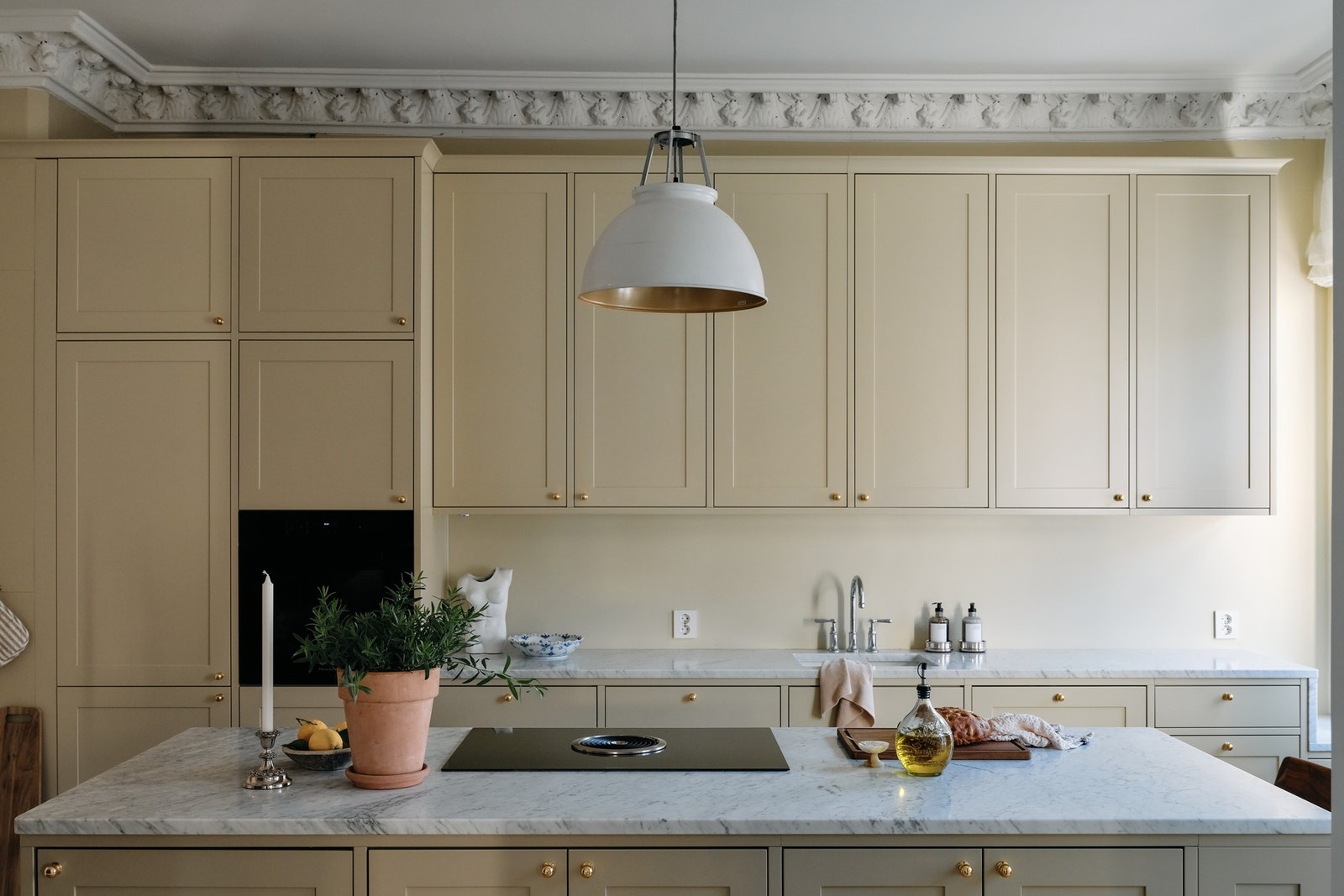 Benkeplater i marmor med underlimt kum i keramikk gir et eksklusivt og helhetlig uttrykk. Galleribilde