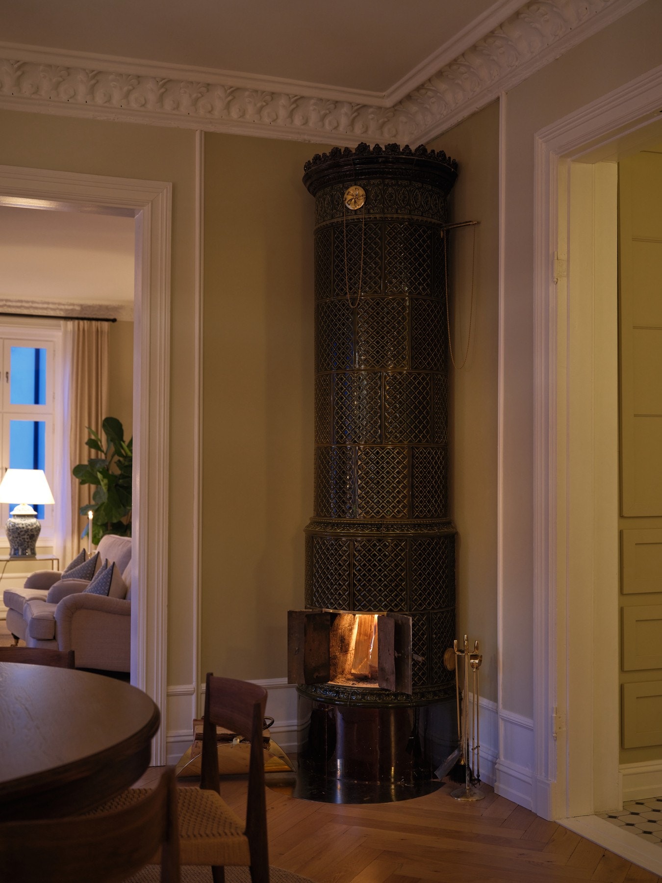 Nydelig Flislagt kakkelovn med prinsessekrone, som både tilfører karakter og skaper en lun og stemningsfull atmosfære i rommet. Galleribilde