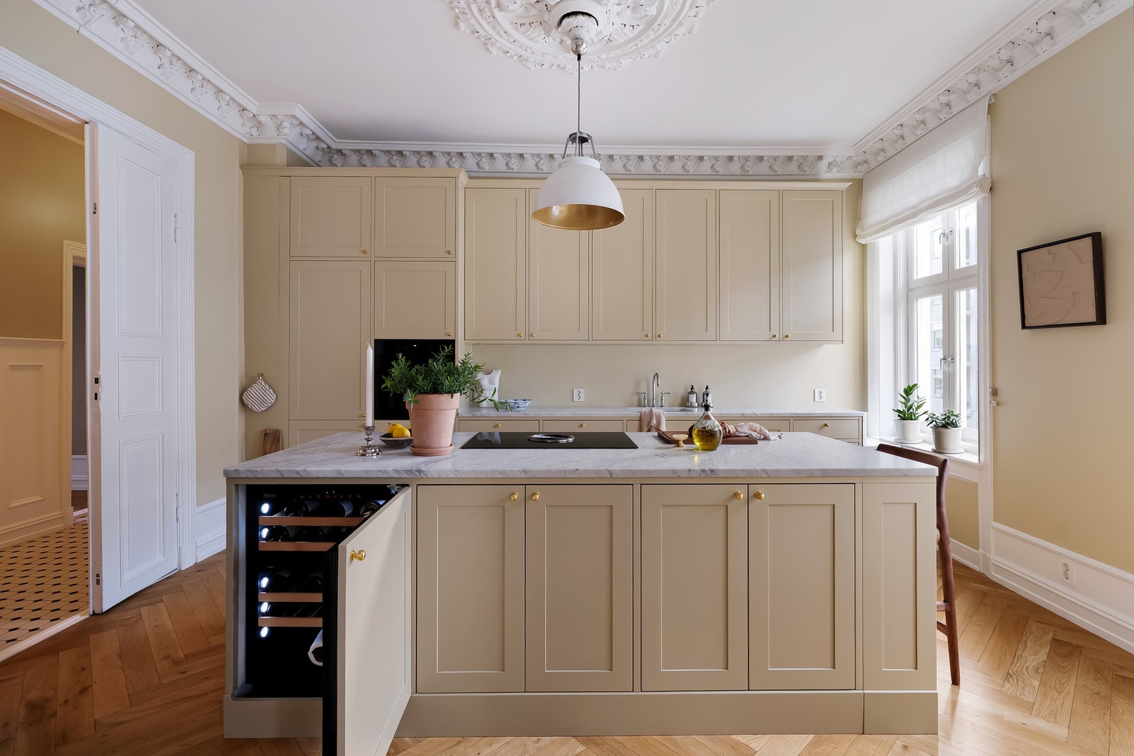 Kjøkkenøy i tilsvarende utførelse bidrar til gode arbeidsflater og naturlig samlingspunkt. Galleribilde