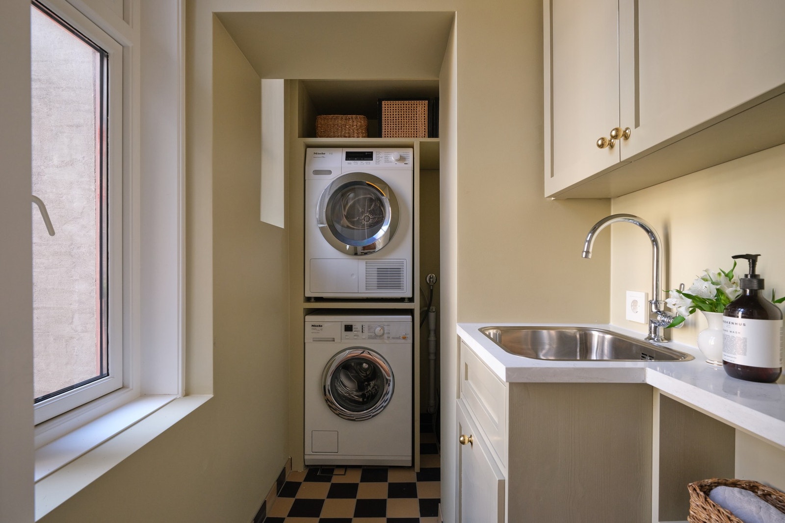 Vaskerommet ble pusset opp i 2025 og fremstår som praktisk og gjennomført. Overflatene består av flislagte og sparklet/malte vegger med flislagt oppkant, som gir en robust og lettstelt løsning. Galleribilde