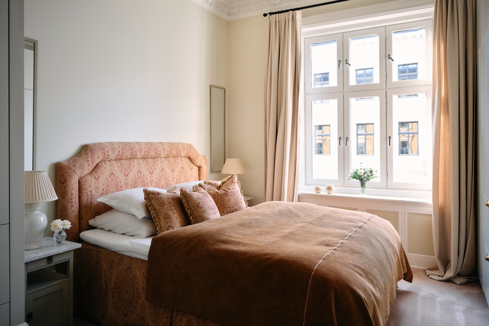 Store vindusflater som gir rikelig med naturlig lys og en behagelig atmosfære. Galleribilde