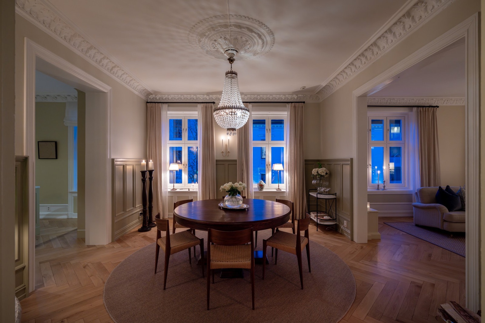 Elegant og innbydende spisestue med klassiske detaljer og god romfølelse. Galleribilde