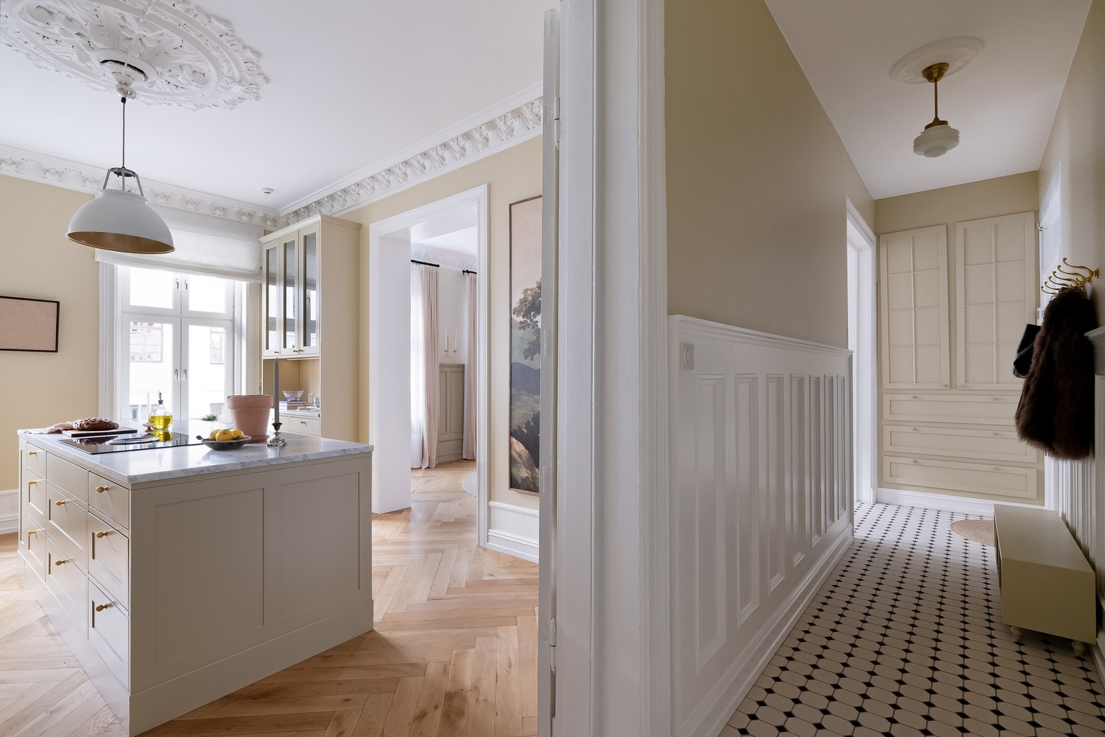 God romfølelse mellom kjøkken og gang med gjennomgående planløsning. Galleribilde