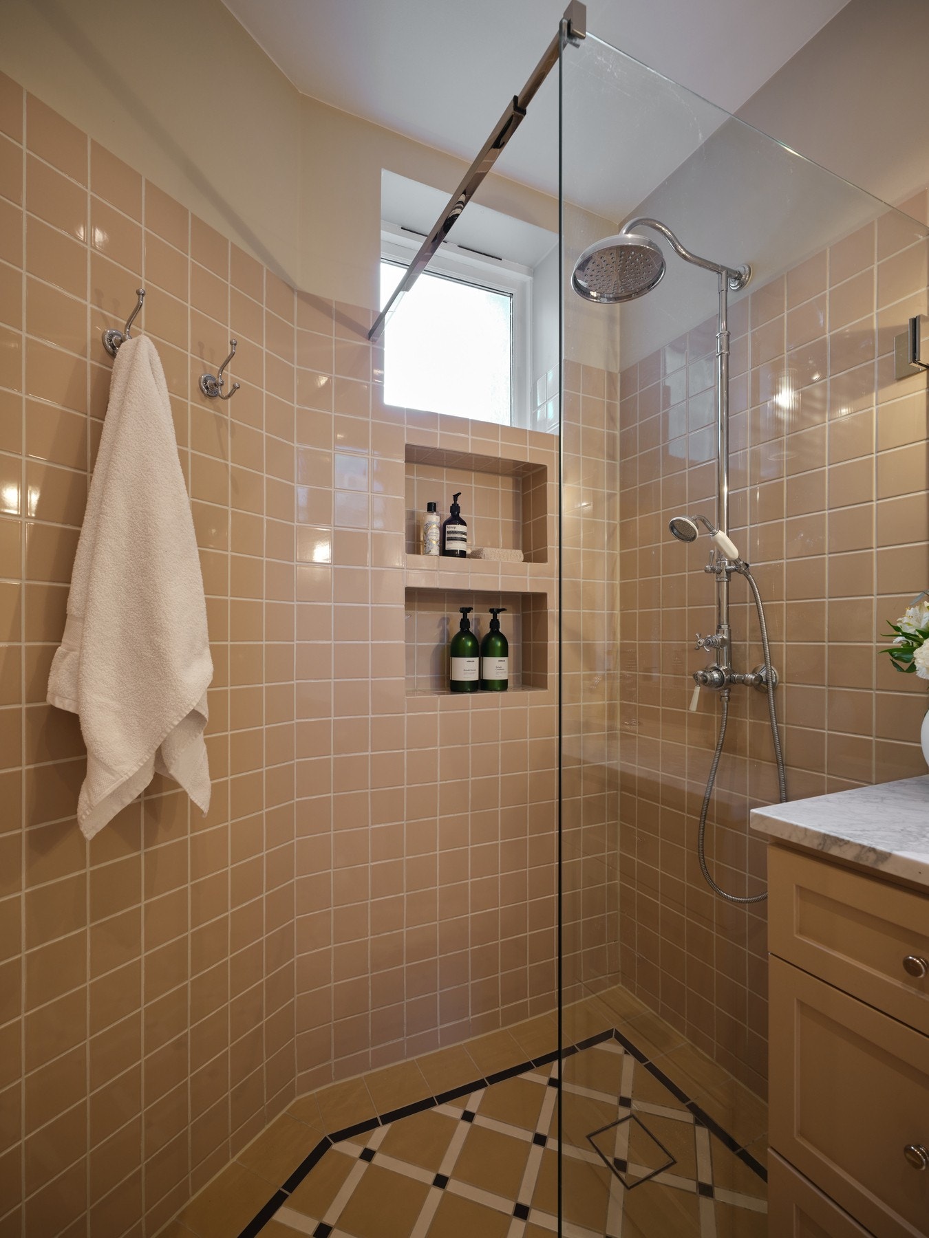 Dusjsonen er etablert med fast glassfelt i herdet glass og utstyrt med både takdusj og hånddusj. Praktiske nisjer i vegg gir gode oppbevaringsmuligheter. Galleribilde