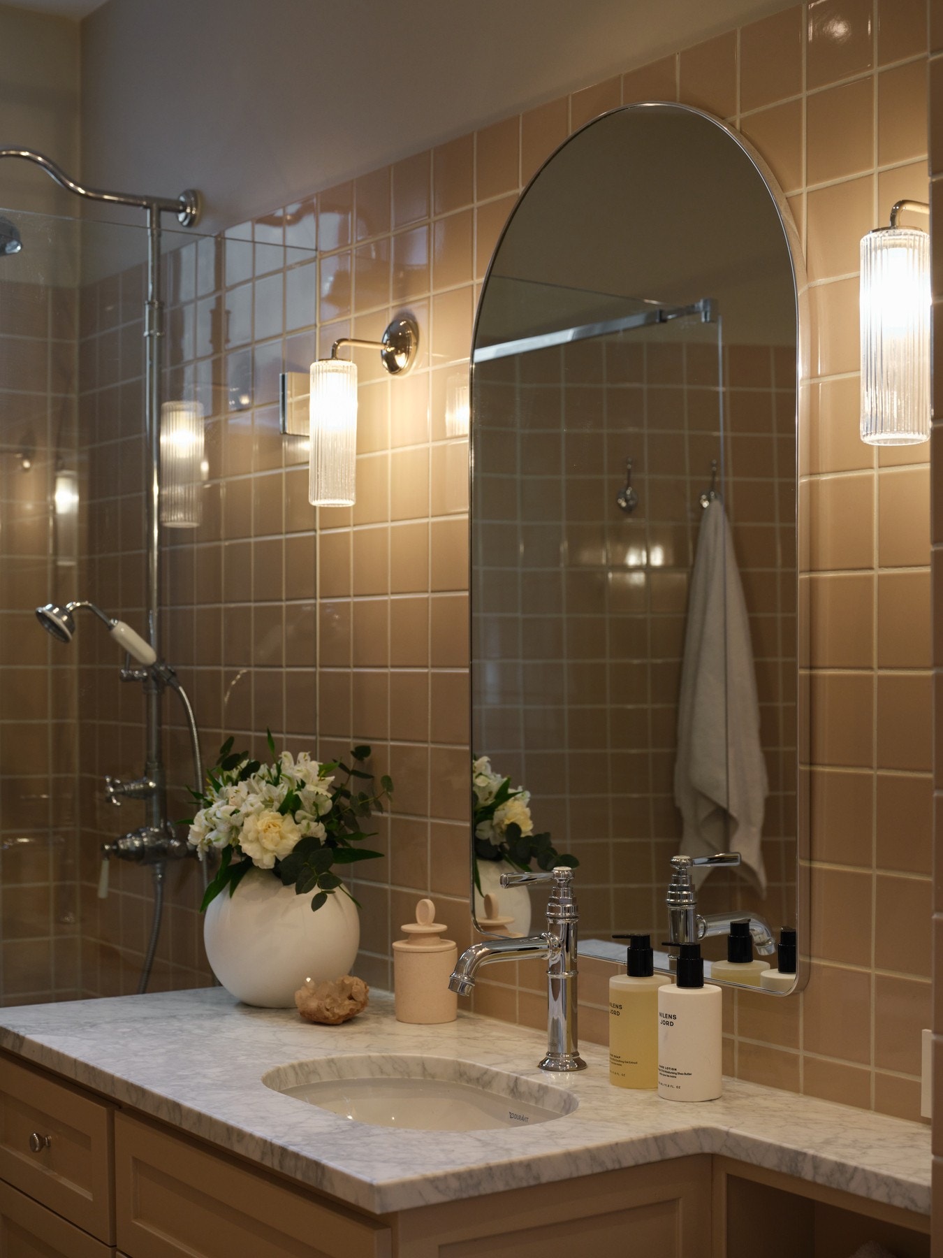 Innredningen består av en romslig servantinnredning med marmor benkeplate og benkeskap med profilerte fronter, som harmonerer godt med boligens øvrige stil. Galleribilde