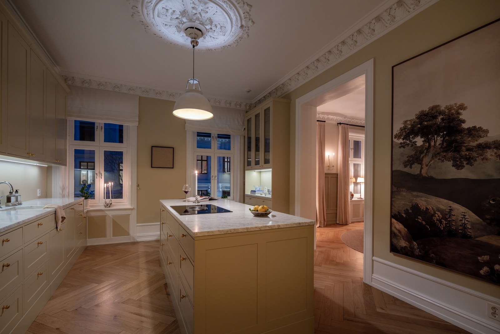 Kjøkkenet er utstyrt med integrerte hvitevarer, herunder induksjonstopp med kullfilterventilator, stekeovn, oppvaskmaskin, vinkjøler samt kjøl/frys. Galleribilde