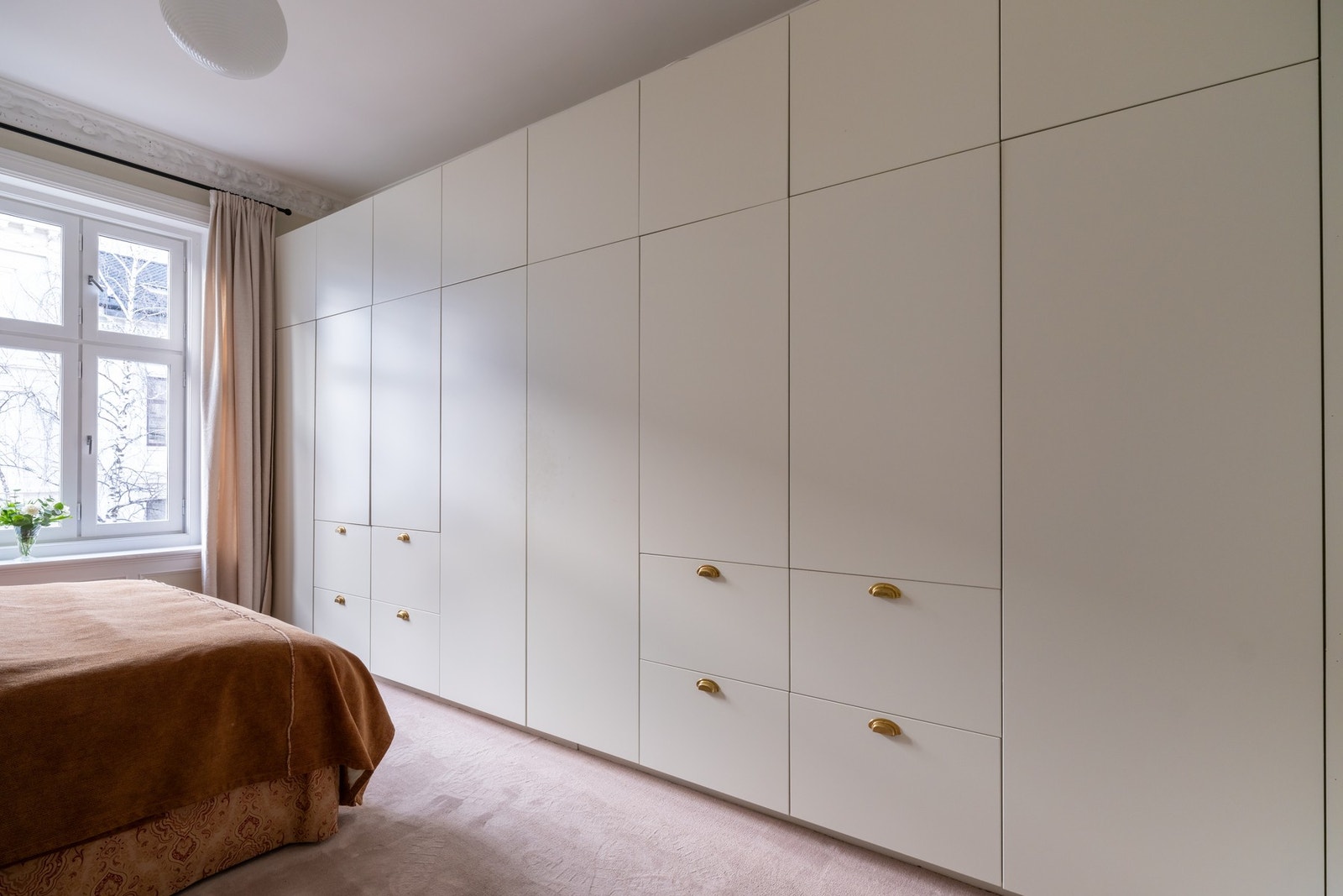 Integrert garderobeløsning med god oppbevaringsplass. Galleribilde