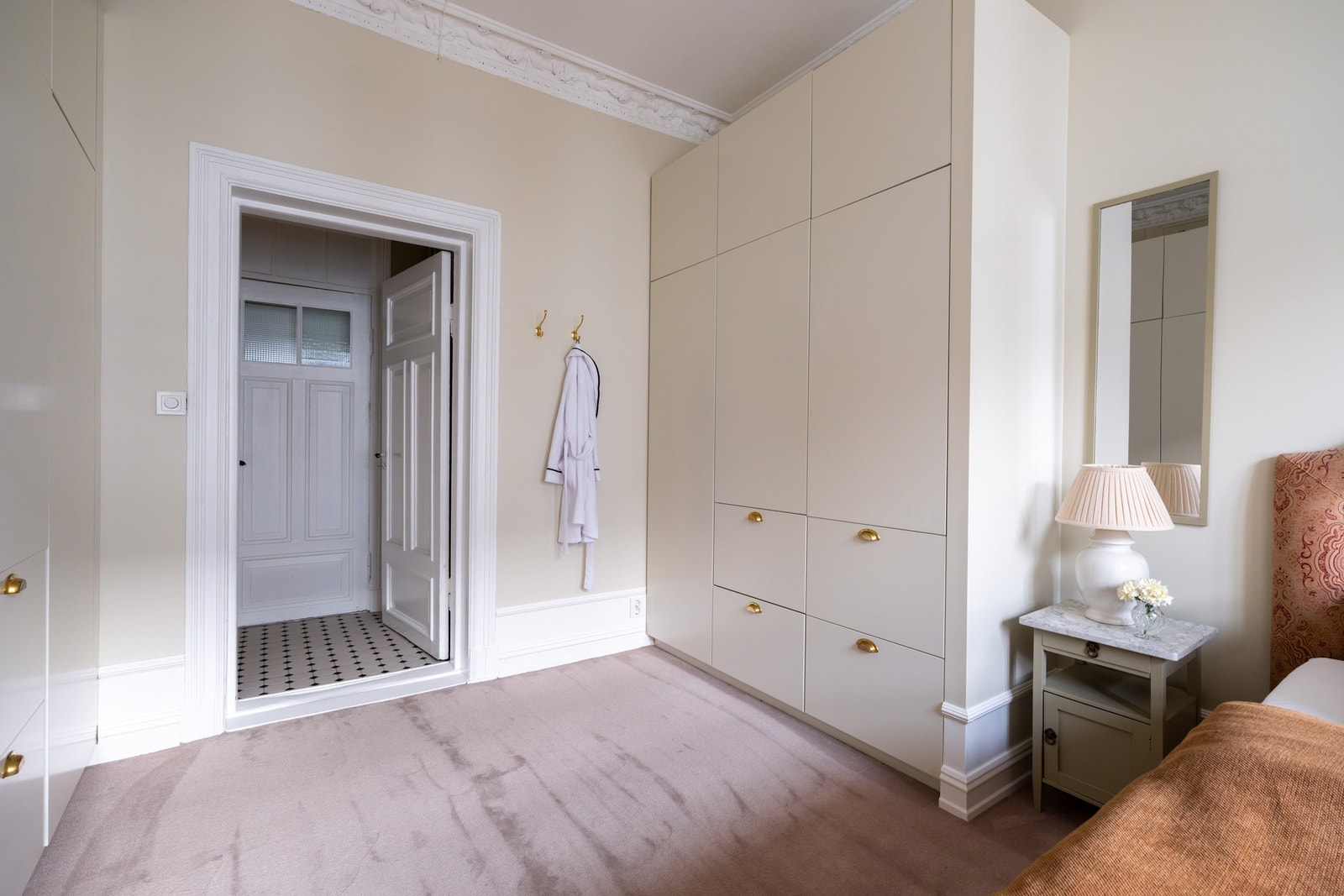 Romslig hovedsoverom med god plass til dobbeltseng og tilhørende møblement. Galleribilde