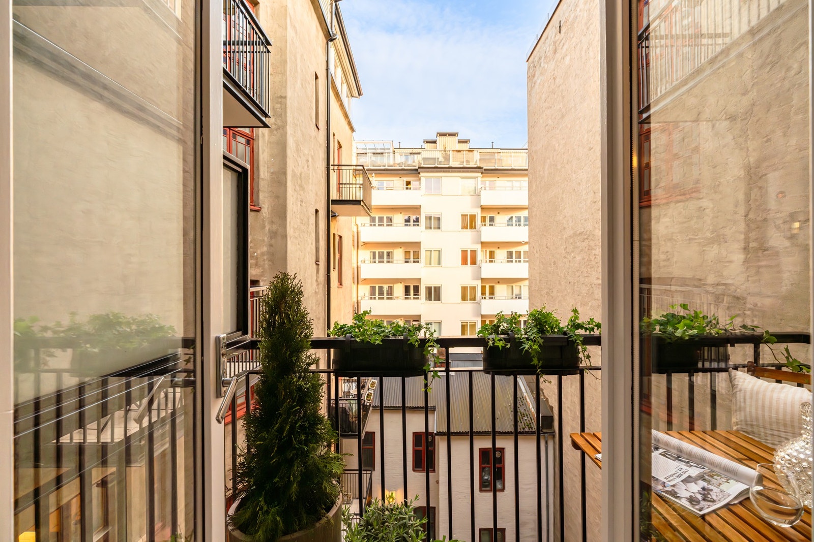 Rolig beliggenhet mot bakgård gir en skjermet og behagelig atmosfære. Galleribilde