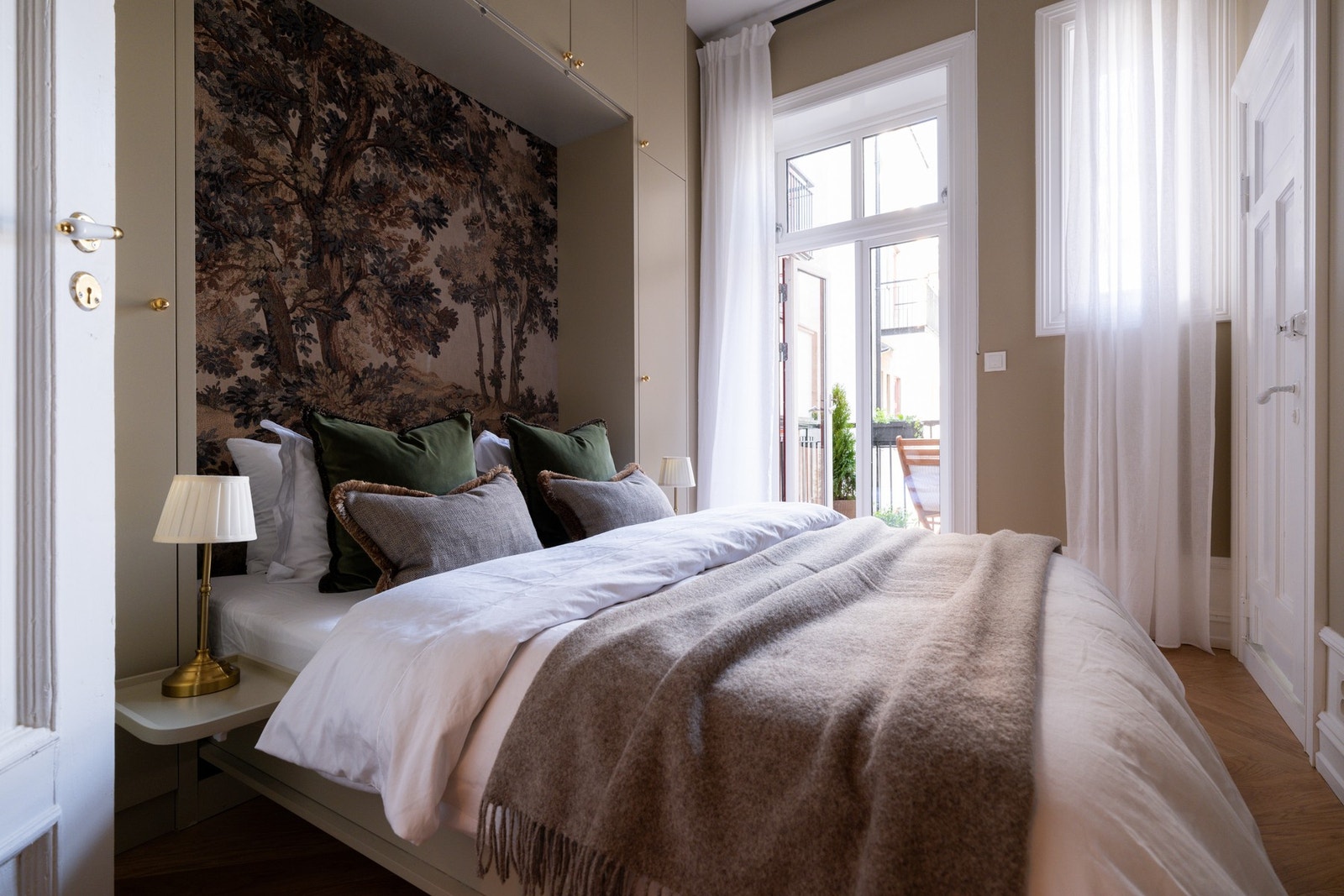 Store vindusflater og balkongdør som gir godt lysinnslipp og luftig romfølelse. Galleribilde