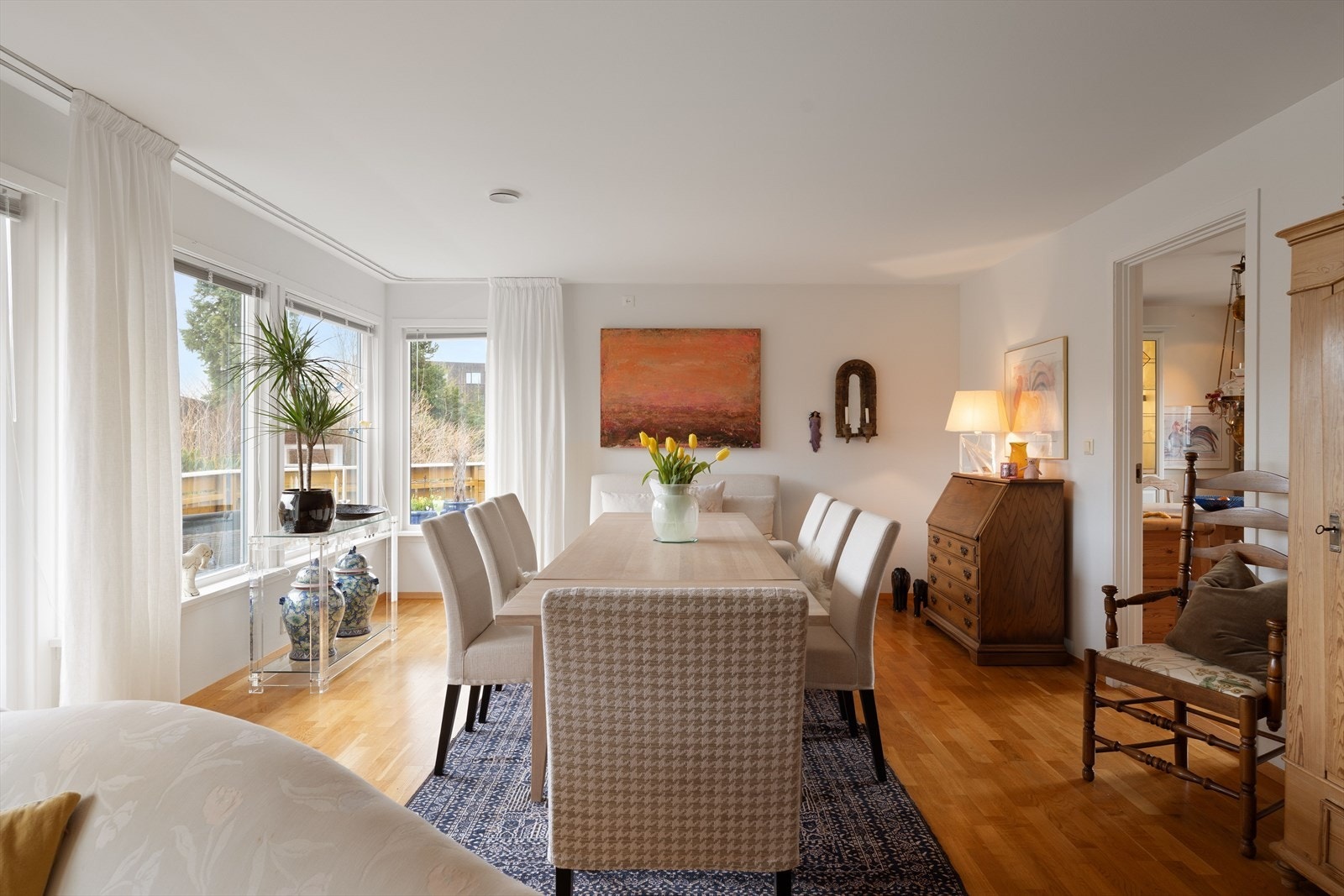 Stuen har en fin utforming som gjør det enkelt å innrede i ulike soner Galleribilde