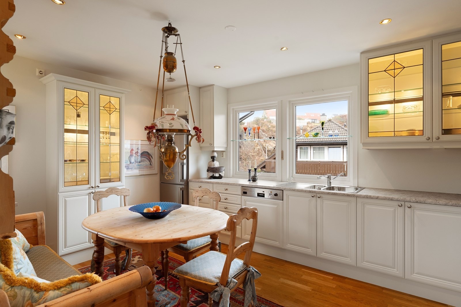 Innholdsrikt kjøkken med mye skap- og benkeplass Galleribilde