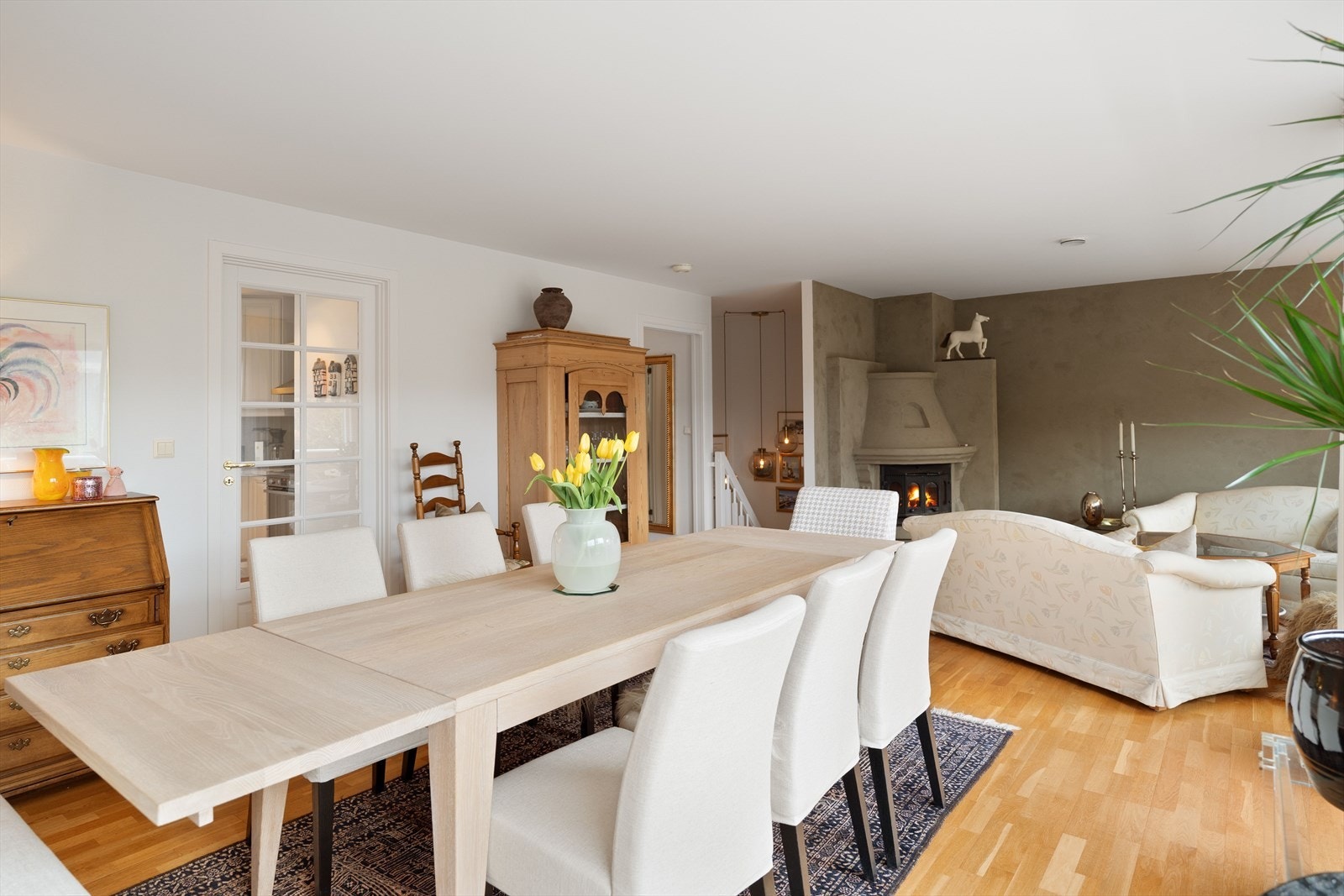 Stilren peis som skaper en lun og fin atmosfære på de kalde vinterdagene Galleribilde