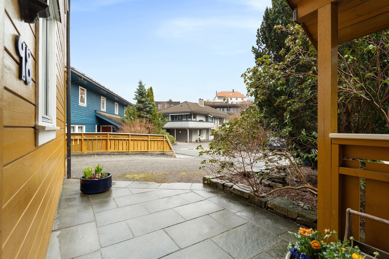 Pent opparbeidet inngangsparti - og romslig oppkjørsel Galleribilde