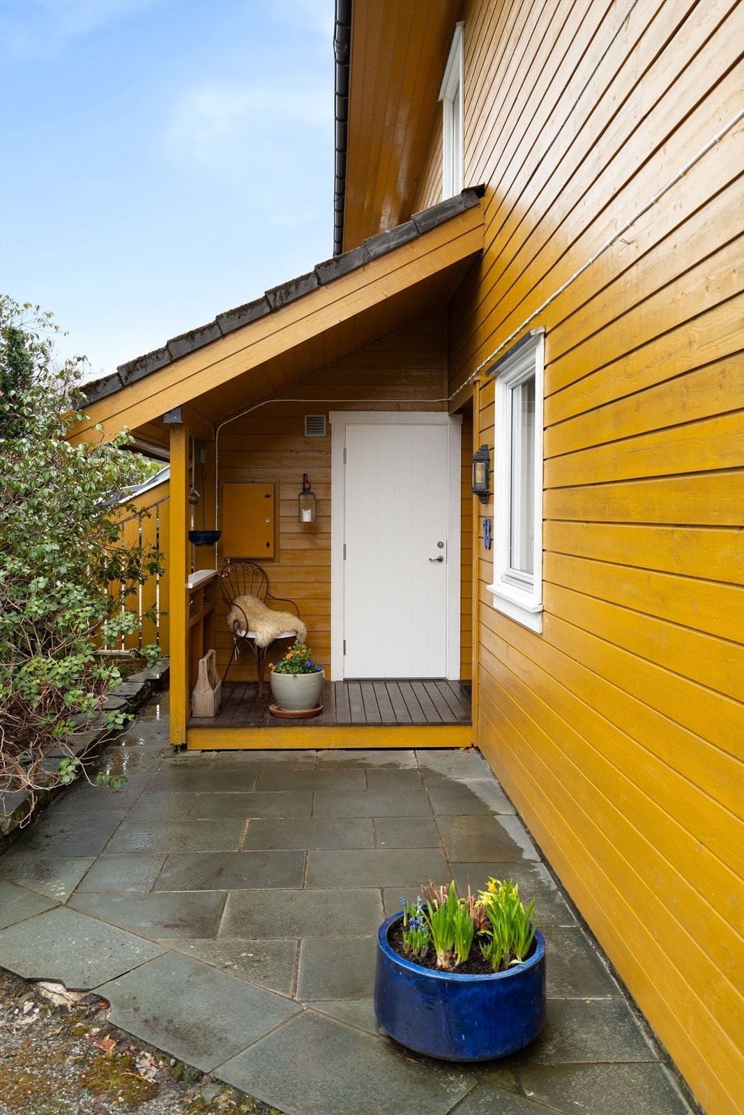 Stort overbygget inngangsparti med inngang til ekstern bod Galleribilde