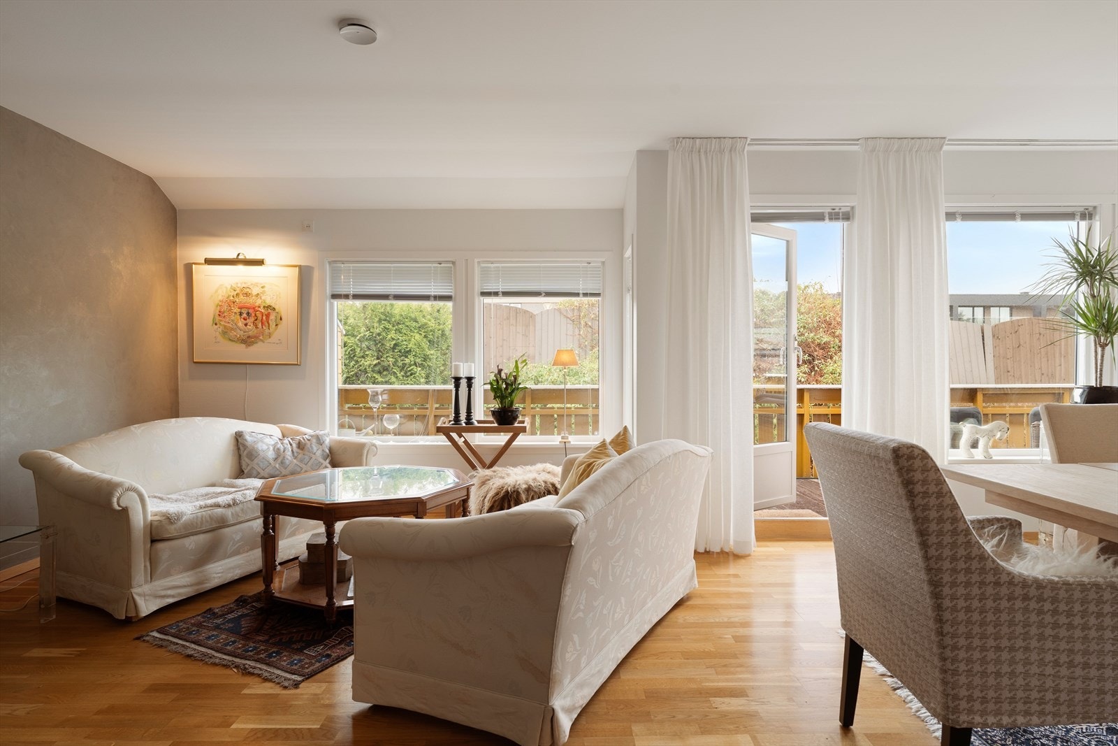 Fra stuen er det utgang til en stor altan med rikelig sol Galleribilde