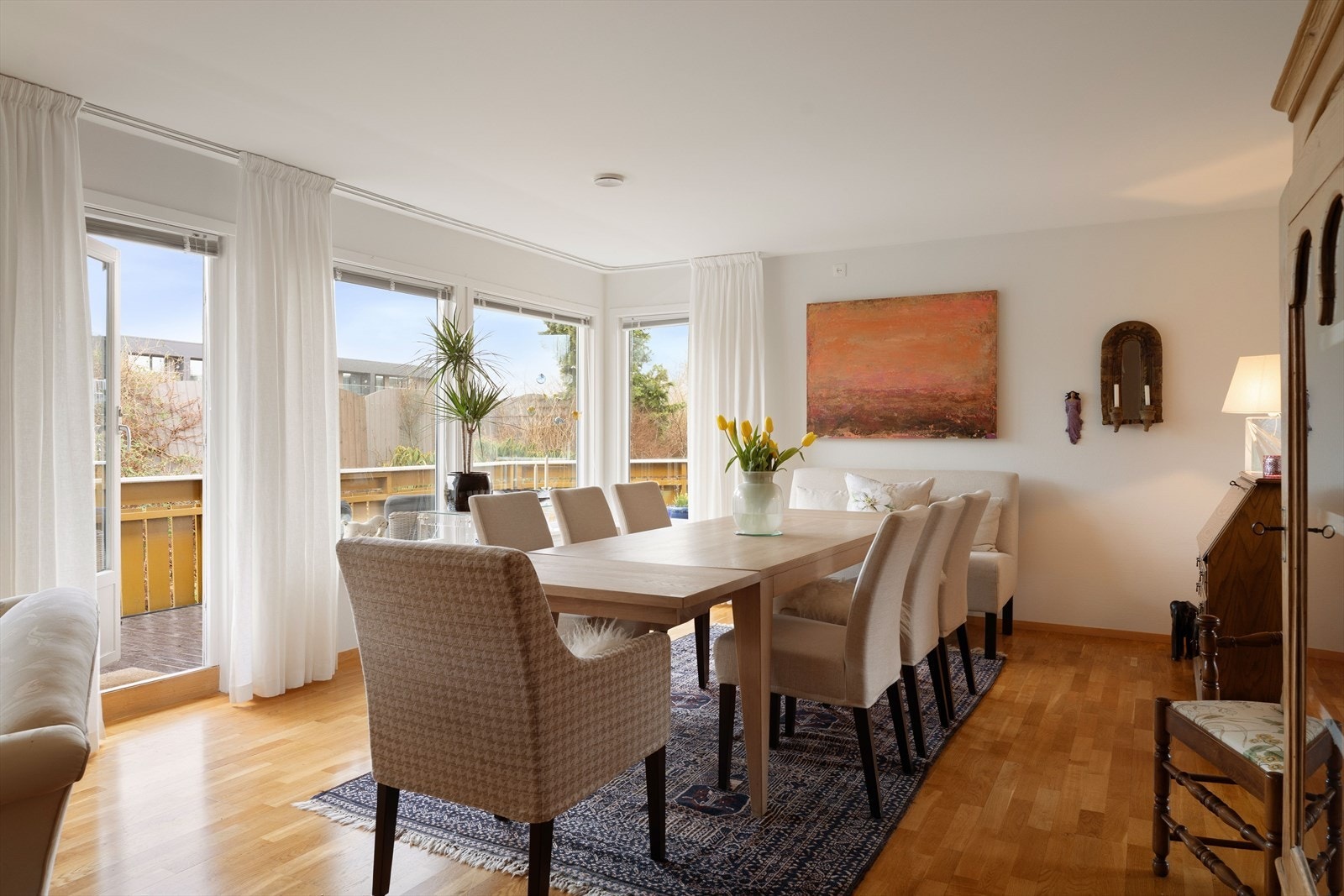 Stuen oppleves lys og luftig med store vindusflater som gir mye naturlig lys Galleribilde