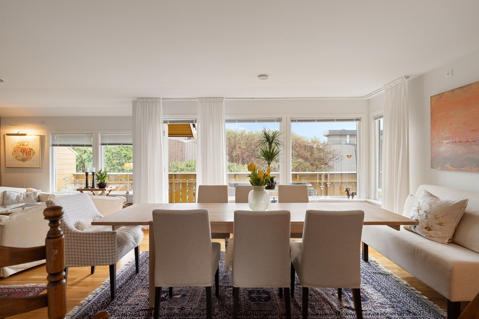 Vi beveger oss inn i hjerte av boligen - en romslig og lys stue Galleribilde