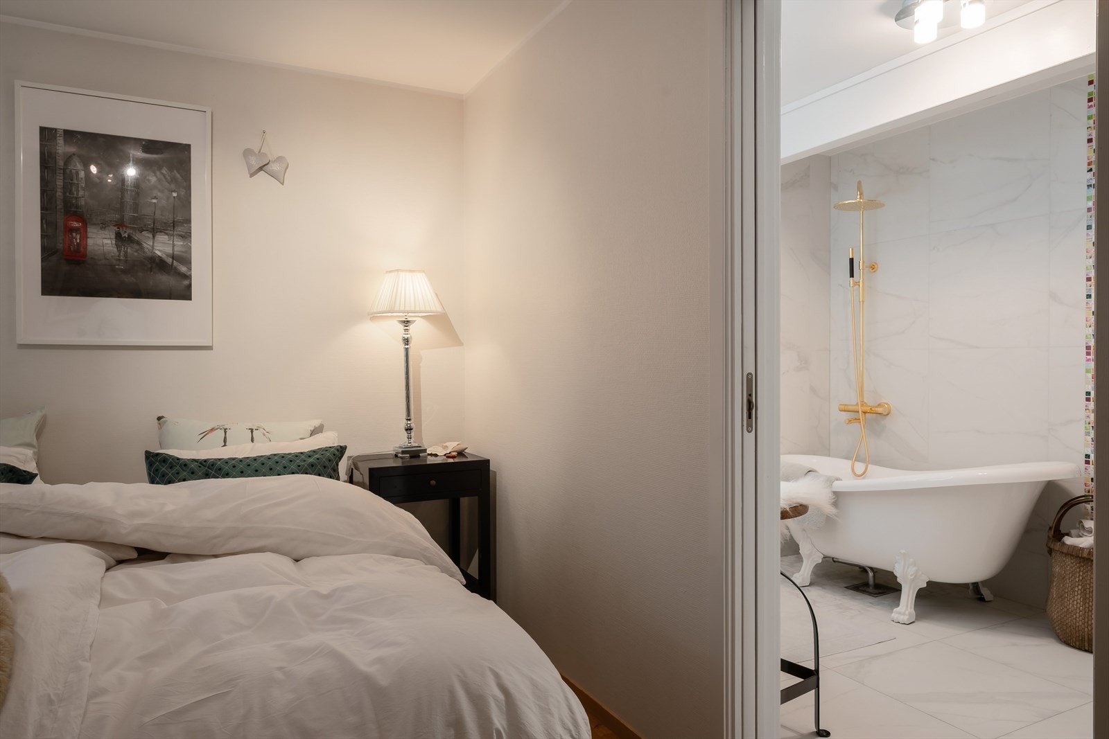 Badet er tilknyttet hovedsoverommet Galleribilde