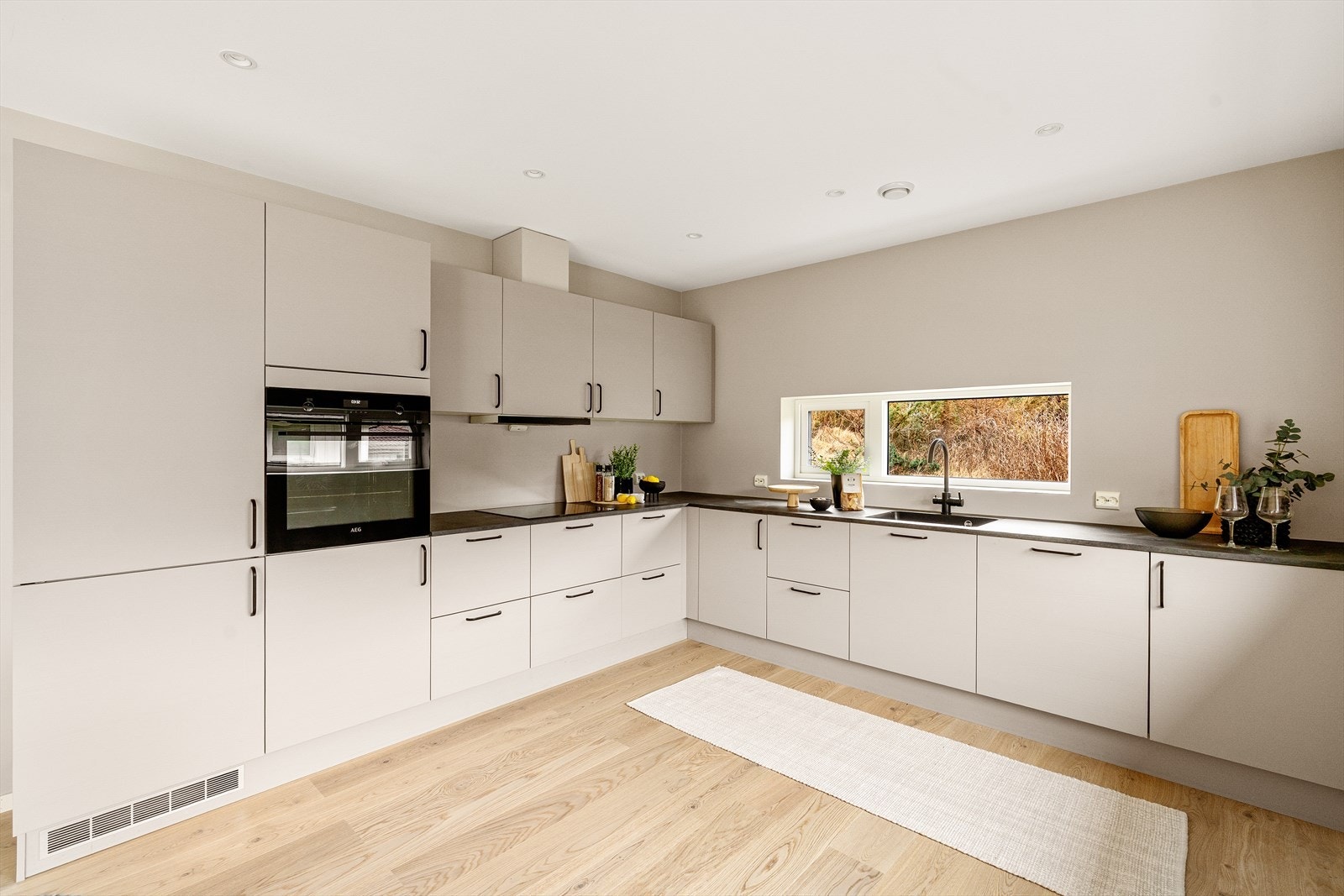 Rikelig med skap og benkeplass på kjøkkenet. Integrerte hvitevarer som komfyr, platetopp, oppvaskmaskin og kombiskap medfølger i handelen. Galleribilde