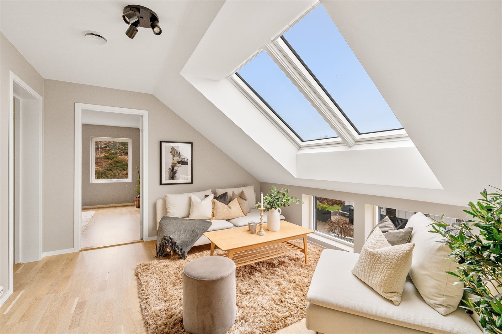 Loftstue med store vindusflater som hjelper på romfølelsen. Galleribilde