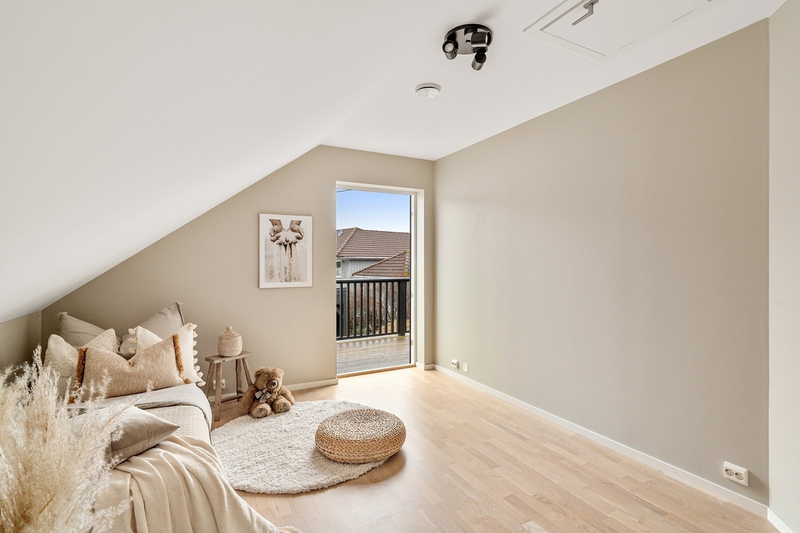 Soverom 2 med parkett på gulv, malte vegger og utgang til en balkong Galleribilde