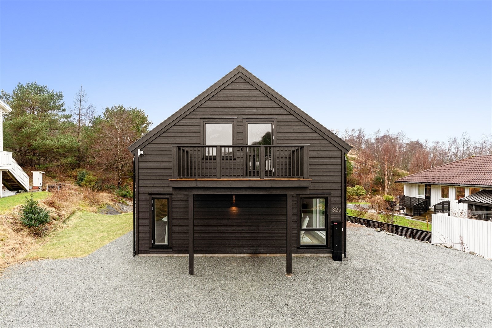 Nærområdet tilbyr gode fasiliteter med barnehager, skoler, lekeplasser og dagligvarebutikker som REMA 1000 og KIWI innen få minutters kjøring. Galleribilde