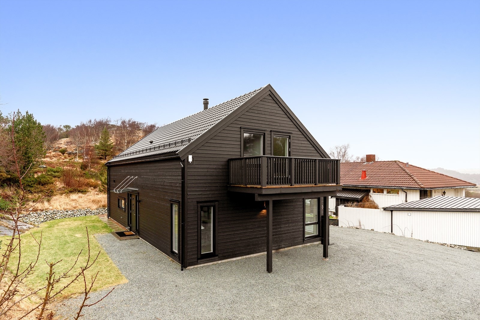 Eiendommen grenser til friareal og har kort avstand til flotte turområder, perfekt for både familieturer og friluftsliv. Galleribilde