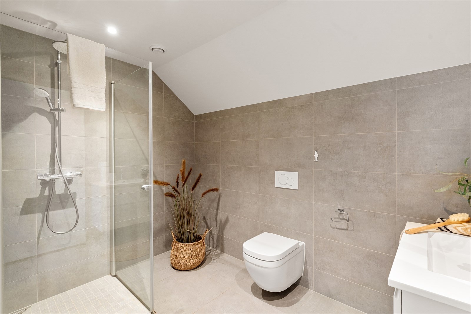 Helfliset bad i 2. etasje med spotter i tak og hvit baderoms innredning Galleribilde