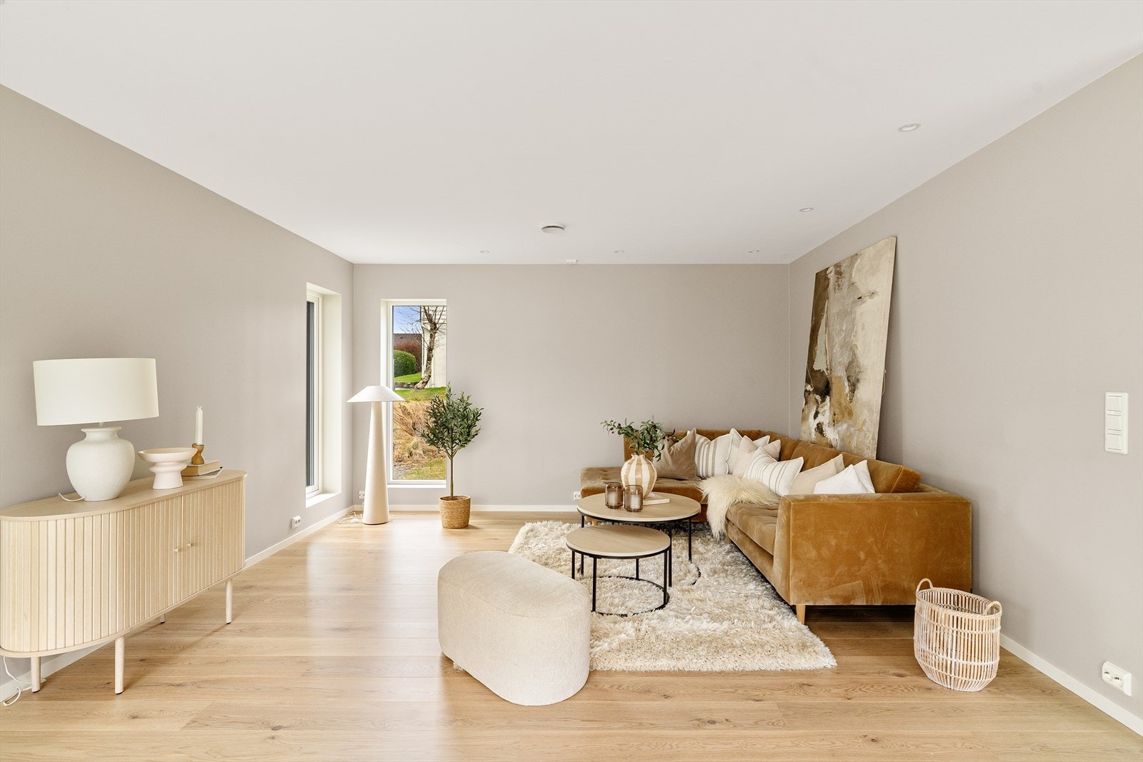 Stue og kjøkken i åpen løsning, men stuekroken er naturlig tilbaketrukket. Galleribilde