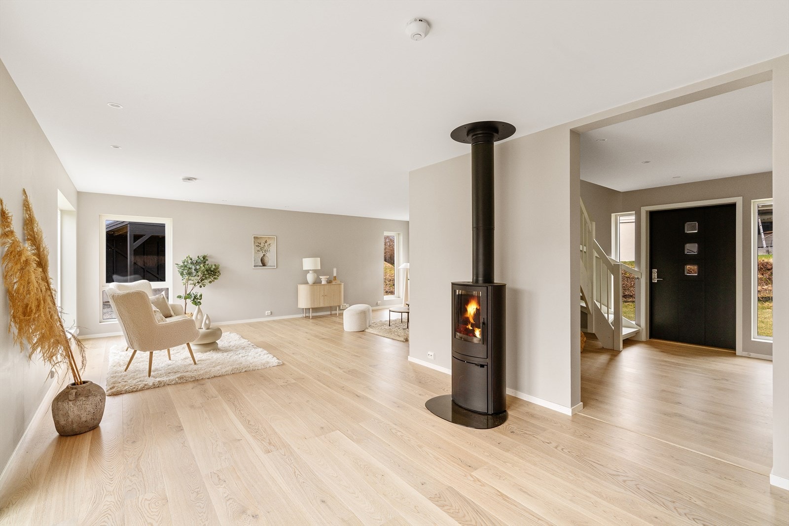 Boligen er nylig oppført og har en høy standard. En-stavs parkett på gulv, spotter i tak og malte vegger. Galleribilde