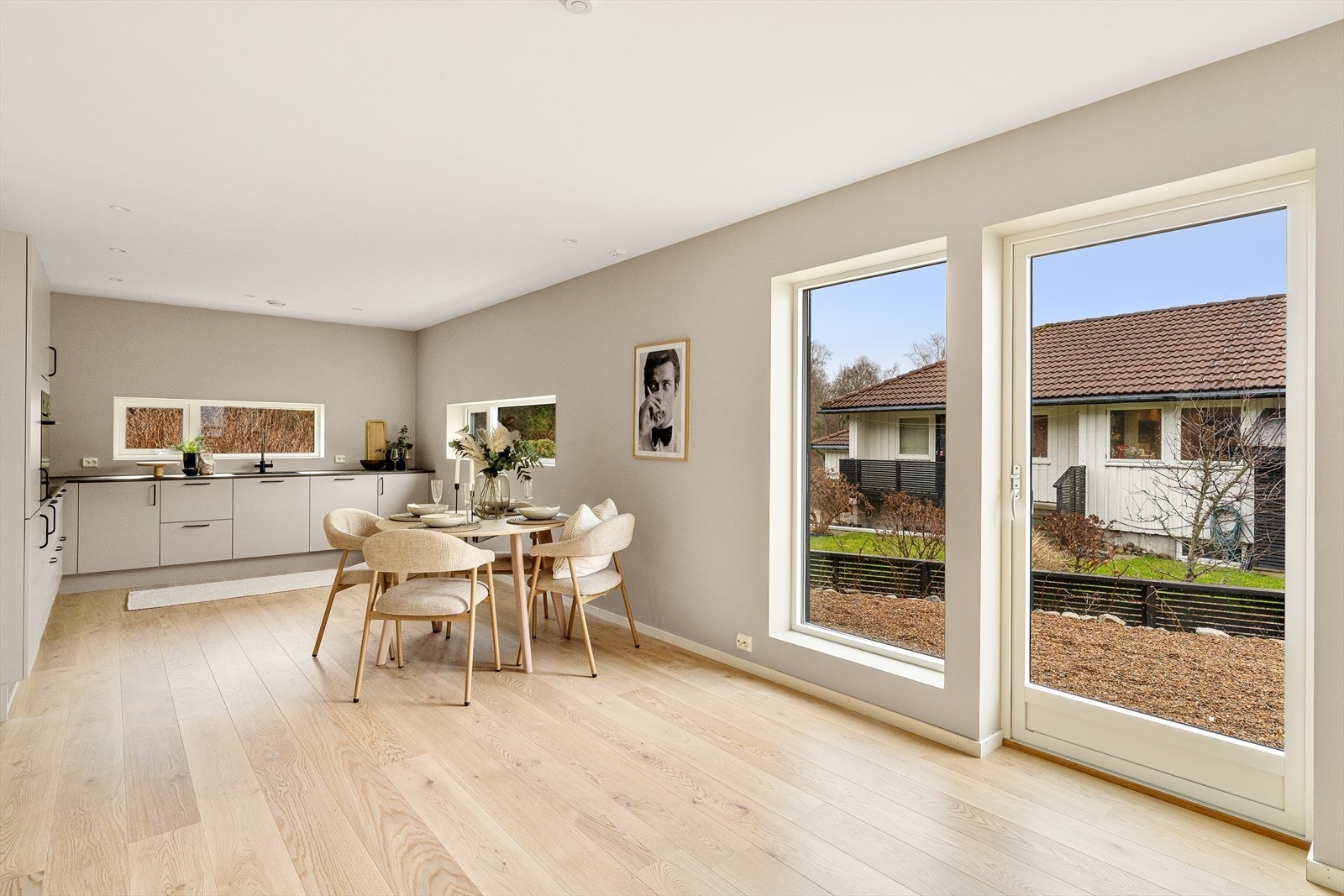 Kjøkken med utgang til uteområdet. Galleribilde