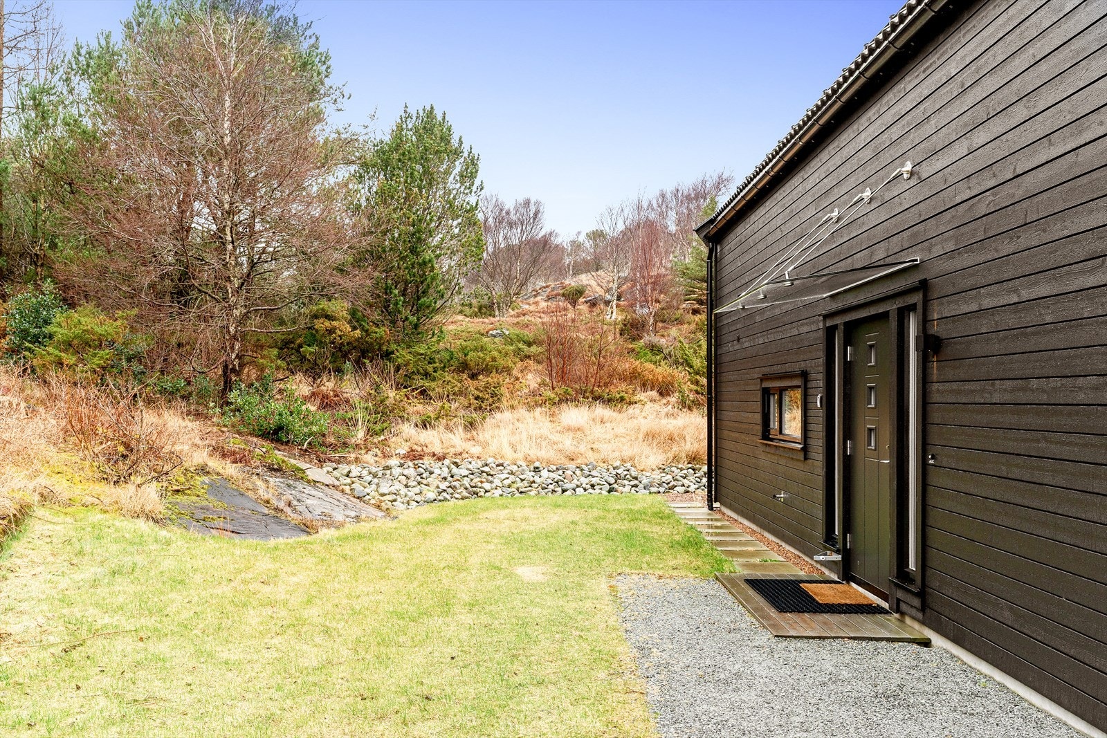 Eiendommen grenser til friareal og har kort avstand til flotte turområder, perfekt for både familieturer og friluftsliv. Galleribilde