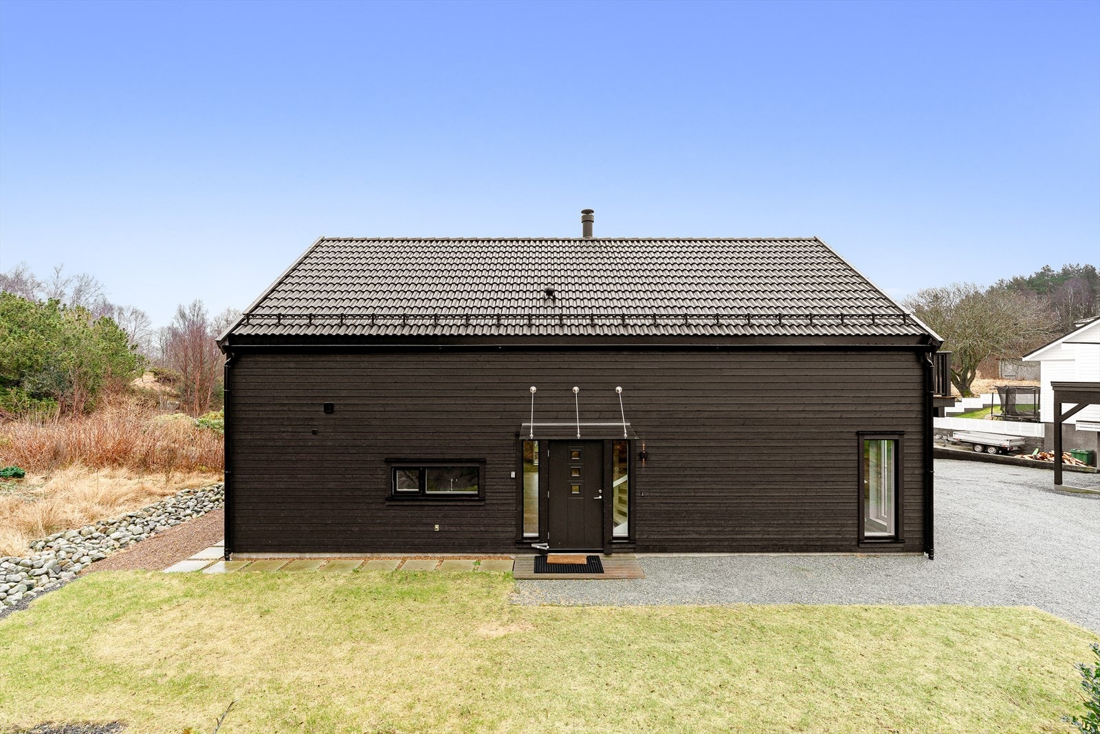 Eiendommen grenser til friareal og har kort avstand til flotte turområder, perfekt for både familieturer og friluftsliv. Galleribilde