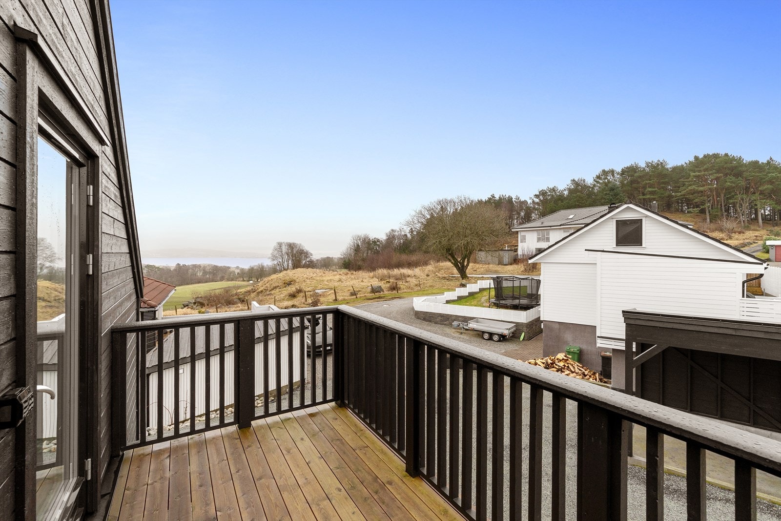 Fra balkongen har man en fantastisk utsikt og gode solforhold. Galleribilde