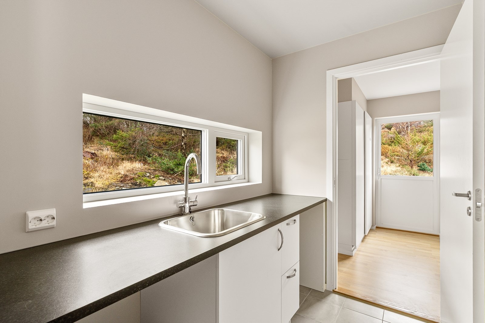 Vaskerom med fliser på gulv Galleribilde