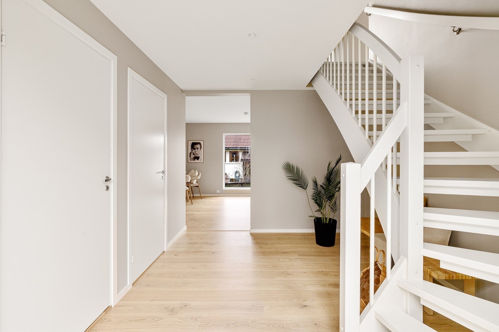 Entrè og trapp opp til 2. etasje Galleribilde