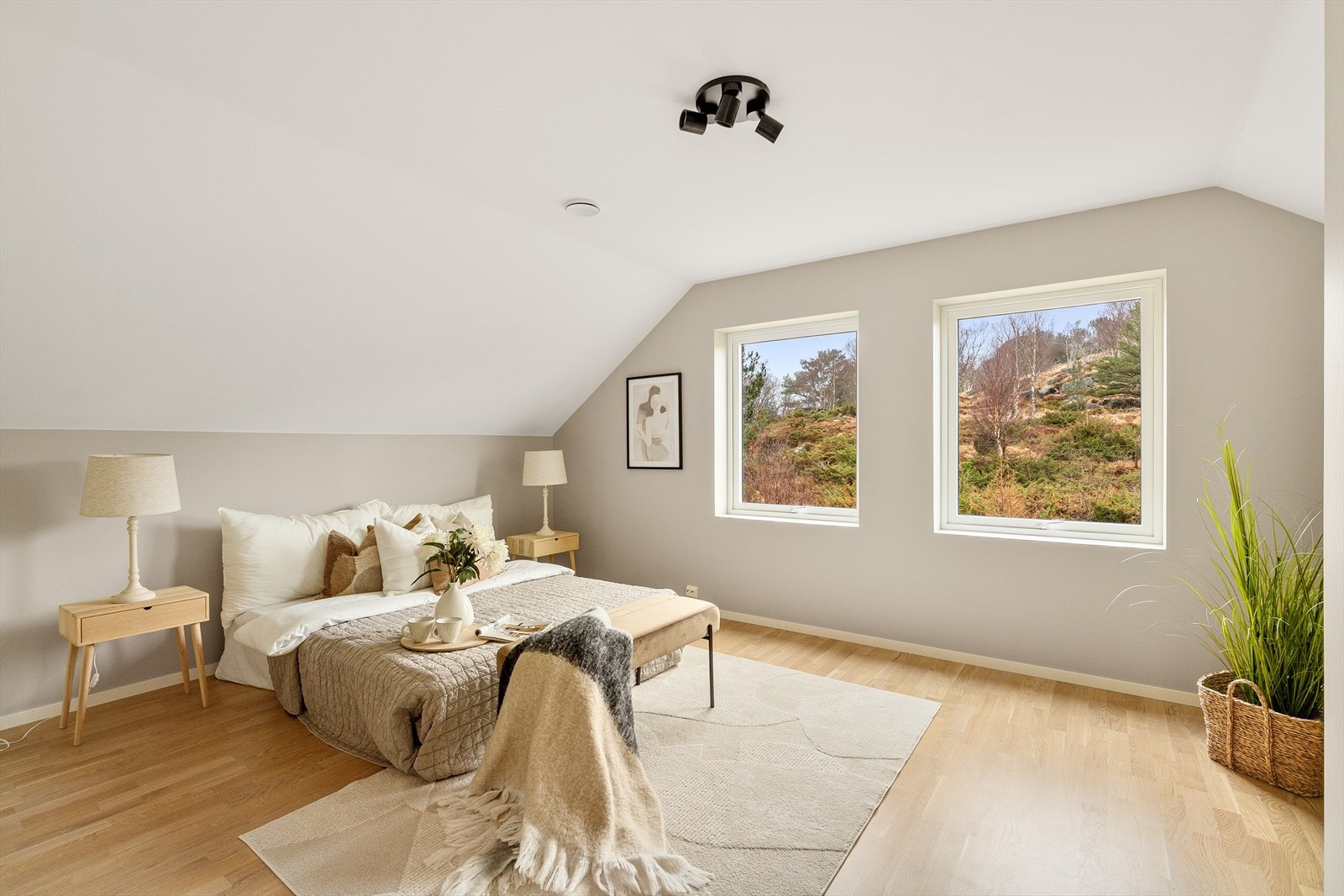 Hovedsoverom med utsikt mot friområde. Parkett på gulv og malte vegger Galleribilde