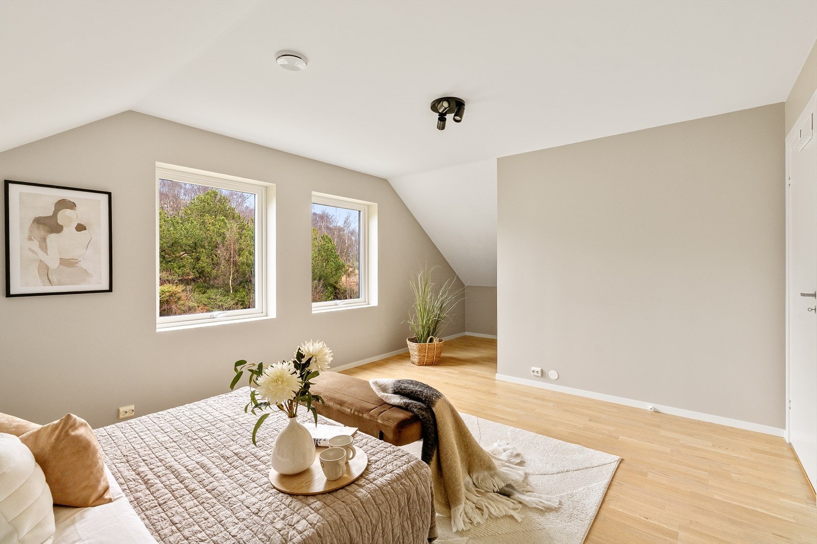 Hovedsoverommet er veldig stort ed ekstra plass til oppbevaring Galleribilde