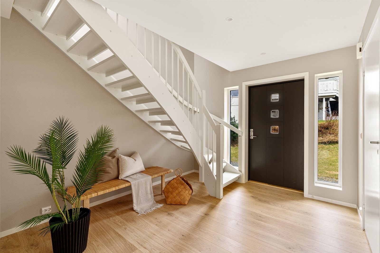 Entrè med spotter i tak, malte vegger samt parkett på gulv. Galleribilde