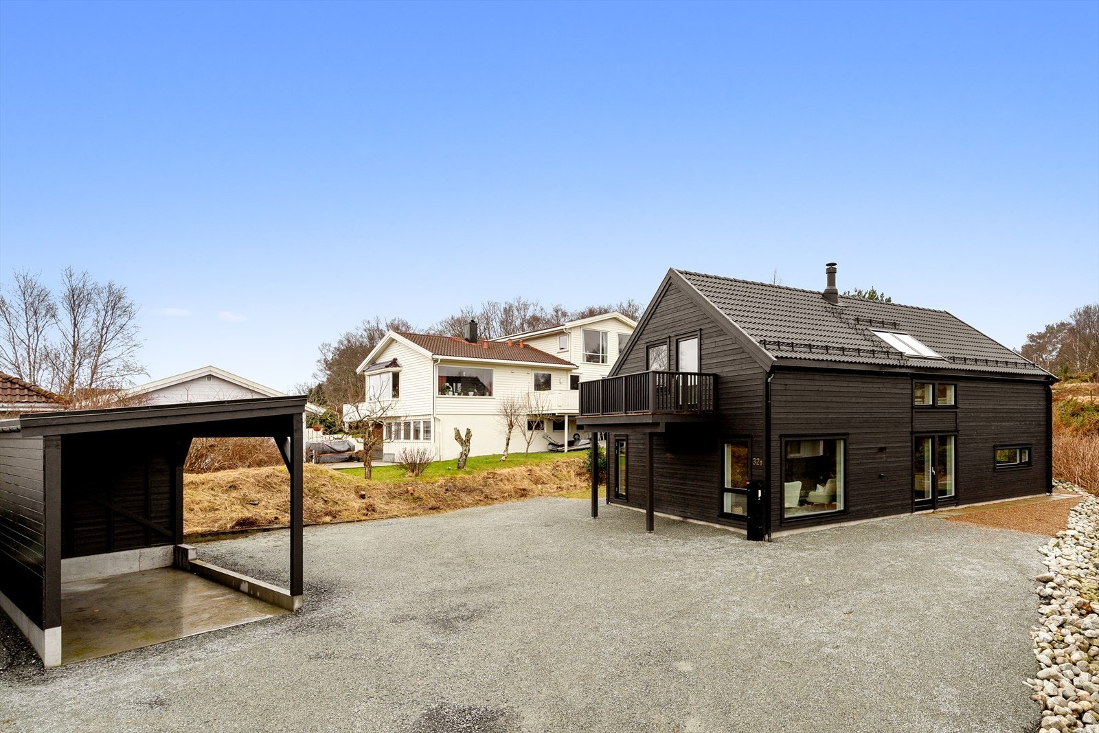 Velkommen til Snødevegen 32B, presentert av EiendomsMegler1 V/ Jarl Tjelta. Foto Trond-Eirik Husvæg. God parkeringsplass. både i carport og på tomt Galleribilde