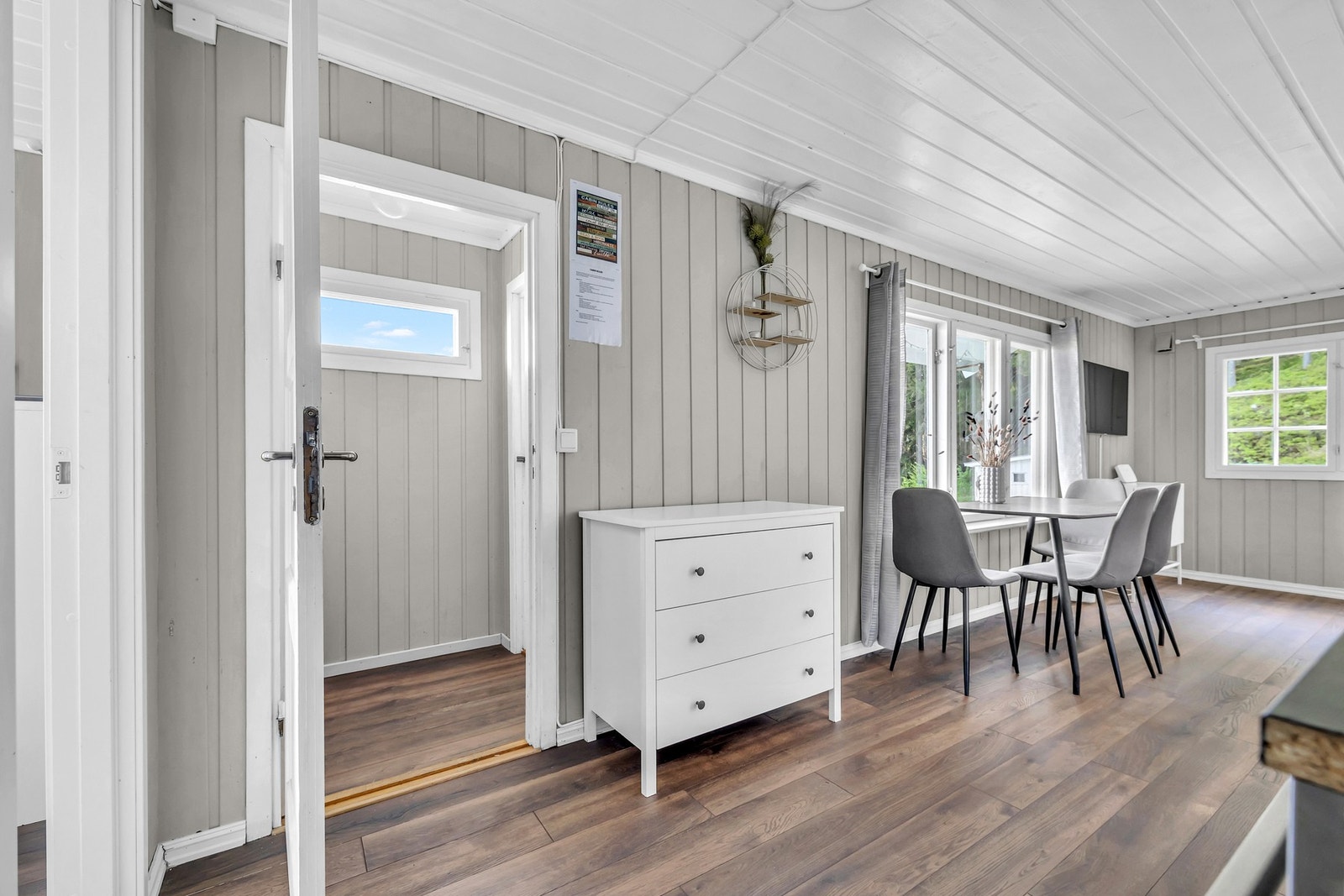 Dette er en trivelig hytte med alt på ett plan og en arealeffektiv planløsning. Galleribilde