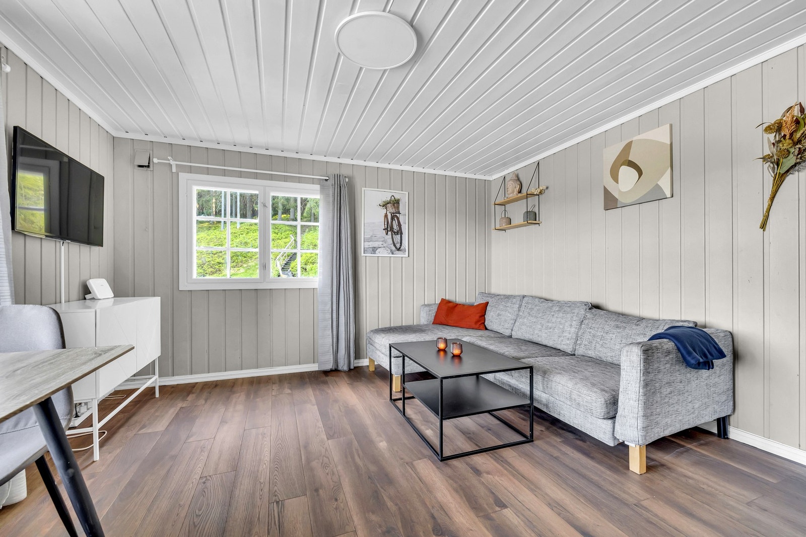 Stuen fremstår som et lunt og hyggelig oppholdsrom med god plass til både sofagruppe og spiseplass. Galleribilde
